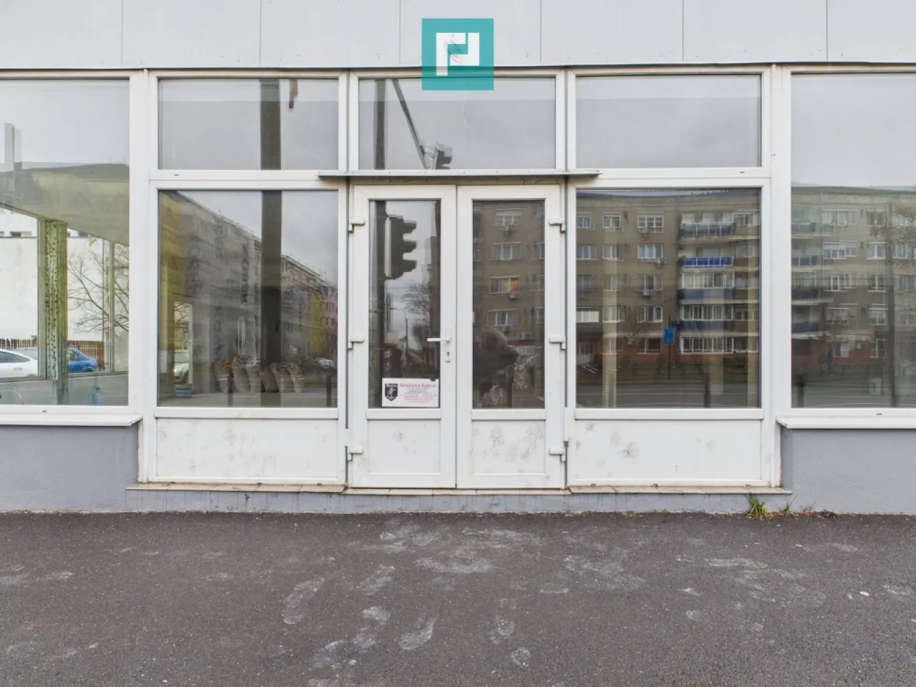 Spațiu comercial 200mp + 90mp mansarda - Cantemir - Spațiu comercial 200 mp open space + mansardă 90 mp | Vad excelent | Bd. Cantemir | Vânzare / Închiriere Spațiu comercial versatil, cu vizibilitate foarte bună la bulevard, amplasat în zona Cantemir, potrivit pentru o gamă largă de activități comerciale și profesionale. Configurația open space permite amenajare flexibilă, adaptată exact cerințelor chiriașului sau investitorului. Spatiul are PUZ de P+2+Etaj Retras. Date principale Suprafață parter: 200 mp open space Mansardă: 90 mp – utilizabilă Suprafață totală utilă: 290 mp Zonă cu trafic și expunere bună la bulevard Acces facil și poziționare comercială solidă Compartimentare și utilizare Parter open space – ușor de configurat Mansardă ideală pentru: depozit arhivă birouri zonă administrativă activități conexe Destinații potrivite Spațiul este pretabil pentru aproape orice tip de activitate: magazin retail / showroom clinică / servicii medicale birouri firmă sală fitness / studio antrenamente centru servicii after-school / training activități comerciale mixte Condiții financiare Preț vânzare: 299.500 € – negociabil Chirie: 1.950 € / lună – negociabil Avantaje cheie ✔ Suprafață mare, ușor adaptabilă ✔ Open space – flexibilitate totală de amenajare ✔ Mansardă funcțională inclusă ✔ Vizibilitate la bulevard – expunere comercială reală ✔ Potrivit atât pentru utilizare proprie, cât și pentru investiție Pentru detalii tehnice, schițe și programare vizionare, contact direct. Spațiul permite implementare rapidă pentru majoritatea conceptelor de business. Roxana Hanes - Consultant Imobiliar Telefon - +40 774 588 104 Email - roxana.hanes@propertylab.ro COD - CP2891209 }}