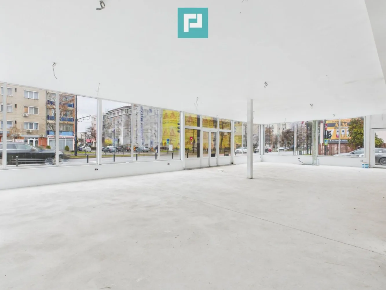 Spațiu comercial 200mp + 90mp mansarda - Cantemir - Spațiu comercial 200 mp open space + mansardă 90 mp | Vad excelent | Bd. Cantemir | Vânzare / Închiriere Spațiu comercial versatil, cu vizibilitate foarte bună la bulevard, amplasat în zona Cantemir, potrivit pentru o gamă largă de activități comerciale și profesionale. Configurația open space permite amenajare flexibilă, adaptată exact cerințelor chiriașului sau investitorului. Spatiul are PUZ de P+2+Etaj Retras. Date principale Suprafață parter: 200 mp open space Mansardă: 90 mp – utilizabilă Suprafață totală utilă: 290 mp Zonă cu trafic și expunere bună la bulevard Acces facil și poziționare comercială solidă Compartimentare și utilizare Parter open space – ușor de configurat Mansardă ideală pentru: depozit arhivă birouri zonă administrativă activități conexe Destinații potrivite Spațiul este pretabil pentru aproape orice tip de activitate: magazin retail / showroom clinică / servicii medicale birouri firmă sală fitness / studio antrenamente centru servicii after-school / training activități comerciale mixte Condiții financiare Preț vânzare: 299.500 € – negociabil Chirie: 1.950 € / lună – negociabil Avantaje cheie ✔ Suprafață mare, ușor adaptabilă ✔ Open space – flexibilitate totală de amenajare ✔ Mansardă funcțională inclusă ✔ Vizibilitate la bulevard – expunere comercială reală ✔ Potrivit atât pentru utilizare proprie, cât și pentru investiție Pentru detalii tehnice, schițe și programare vizionare, contact direct. Spațiul permite implementare rapidă pentru majoritatea conceptelor de business. Roxana Hanes - Consultant Imobiliar Telefon - +40 774 588 104 Email - roxana.hanes@propertylab.ro COD - CP2891209 }}