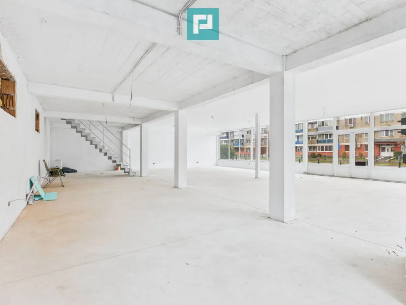 Spațiu comercial 200mp + 90mp mansarda - Cantemir - Spațiu comercial 200 mp open space + mansardă 90 mp | Vad excelent | Bd. Cantemir | Vânzare / Închiriere Spațiu comercial versatil, cu vizibilitate foarte bună la bulevard, amplasat în zona Cantemir, potrivit pentru o gamă largă de activități comerciale și profesionale. Configurația open space permite amenajare flexibilă, adaptată exact cerințelor chiriașului sau investitorului. Spatiul are PUZ de P+2+Etaj Retras. Date principale Suprafață parter: 200 mp open space Mansardă: 90 mp – utilizabilă Suprafață totală utilă: 290 mp Zonă cu trafic și expunere bună la bulevard Acces facil și poziționare comercială solidă Compartimentare și utilizare Parter open space – ușor de configurat Mansardă ideală pentru: depozit arhivă birouri zonă administrativă activități conexe Destinații potrivite Spațiul este pretabil pentru aproape orice tip de activitate: magazin retail / showroom clinică / servicii medicale birouri firmă sală fitness / studio antrenamente centru servicii after-school / training activități comerciale mixte Condiții financiare Preț vânzare: 299.500 € – negociabil Chirie: 1.950 € / lună – negociabil Avantaje cheie ✔ Suprafață mare, ușor adaptabilă ✔ Open space – flexibilitate totală de amenajare ✔ Mansardă funcțională inclusă ✔ Vizibilitate la bulevard – expunere comercială reală ✔ Potrivit atât pentru utilizare proprie, cât și pentru investiție Pentru detalii tehnice, schițe și programare vizionare, contact direct. Spațiul permite implementare rapidă pentru majoritatea conceptelor de business. Roxana Hanes - Consultant Imobiliar Telefon - +40 774 588 104 Email - roxana.hanes@propertylab.ro COD - CP2891209 }}