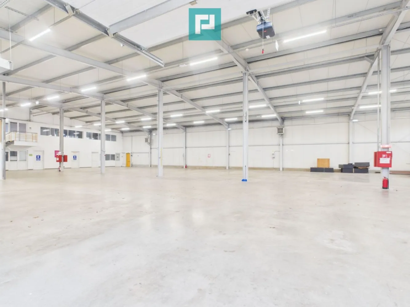 Hală industrială 800mp - Hală industrială modernă în Timișoara Se oferă spre închiriere hală industrială situată în Timișoara- zona Ronaț, zonă urbană bine conectată, cu acces facil către zona de nord și centrul orașului. Caracteristici generale: • Suprafață totală utilă: aprox. 1.000 mp • Hală producție / depozitare: aprox 800 mp • Birouri și anexe administrative: 200 mp (birouri, grupuri sanitare, vestiare) • Teren aferent: aprox. 2.000 mp • Inălțimi: H max=6.3 coamă, h min=5.5m streasină • Curte betonată, împrejmuită, cu parcare privată generoasă • Acces TIR cu drive-in (trafic urban) • Două porți industriale automatizate, dimensiuni 4x4.5m si 3.4x2.7m • Posibilitate showroom la parter, cu acces direct Dotări și facilități: • Construcție pe structură metalică, cu închideri din panouri sandwich • Stare foarte bună / excelentă • Curent trifazat – putere instalată 130 kW • Sistem de încălzire pe gaz (hală + birouri) • Iluminat natural • Instalații PSI cu hidranți • Autorizație ISU • Sistem de alarmă • Porți de acces în incintă, automatizate • Spații sanitare, vestiare, sală de mese Avantaje și utilizări recomandate: • Poziție urbană foarte bună • Acces rapid la artere principale și transport public • Ideală pentru: producție ușoară, depozitare, logistică urbană, service, showroom sau activități comerciale/industriale Sună-mă pentru detalii și vizionare! Remus Beiușanu Telefon: 0785.997.537 Email: remus.beiusanu@propertylab.ro CP2891086 }}