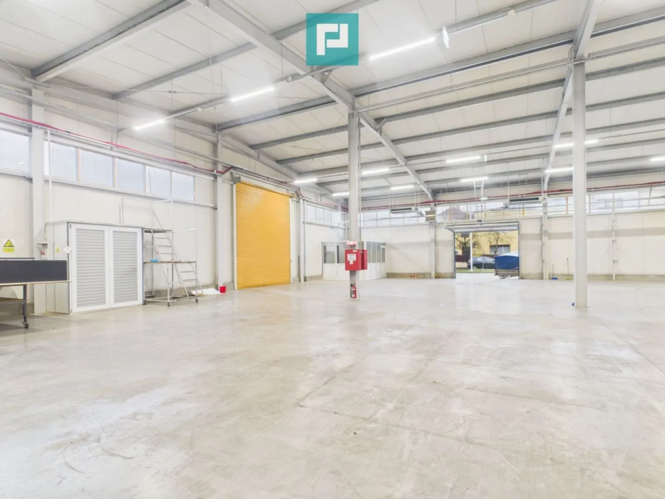 Hală industrială 800mp - Hală industrială modernă în Timișoara Se oferă spre închiriere hală industrială situată în Timișoara- zona Ronaț, zonă urbană bine conectată, cu acces facil către zona de nord și centrul orașului. Caracteristici generale: • Suprafață totală utilă: aprox. 1.000 mp • Hală producție / depozitare: aprox 800 mp • Birouri și anexe administrative: 200 mp (birouri, grupuri sanitare, vestiare) • Teren aferent: aprox. 2.000 mp • Inălțimi: H max=6.3 coamă, h min=5.5m streasină • Curte betonată, împrejmuită, cu parcare privată generoasă • Acces TIR cu drive-in (trafic urban) • Două porți industriale automatizate, dimensiuni 4x4.5m si 3.4x2.7m • Posibilitate showroom la parter, cu acces direct Dotări și facilități: • Construcție pe structură metalică, cu închideri din panouri sandwich • Stare foarte bună / excelentă • Curent trifazat – putere instalată 130 kW • Sistem de încălzire pe gaz (hală + birouri) • Iluminat natural • Instalații PSI cu hidranți • Autorizație ISU • Sistem de alarmă • Porți de acces în incintă, automatizate • Spații sanitare, vestiare, sală de mese Avantaje și utilizări recomandate: • Poziție urbană foarte bună • Acces rapid la artere principale și transport public • Ideală pentru: producție ușoară, depozitare, logistică urbană, service, showroom sau activități comerciale/industriale Sună-mă pentru detalii și vizionare! Remus Beiușanu Telefon: 0785.997.537 Email: remus.beiusanu@propertylab.ro CP2891086 }}