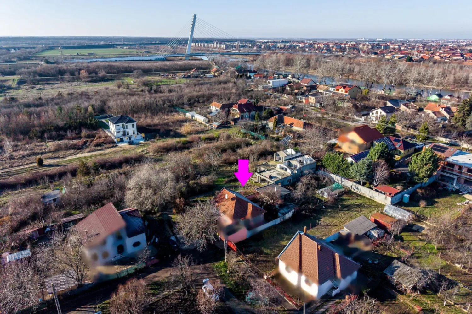 Teren 620 mp în Aradul Nou – lângă Tabacovici Residence | 105.000 € - Îți propun spre vânzare un teren de 620 mp, situat într-o zonă rezidențială liniștită din Aradul Nou, chiar lângă Tabacovici Residence – un cartier ales de oameni care își doresc confort, siguranță și intimitate.

Poziționare specială:
Terenul este amplasat pe o stradă înfundată, care deservește exclusiv această proprietate.
Fără trafic. Fără zgomot. Doar liniște.
Un loc unde te poți imagina trăind:
dimineți liniștite, o curte exact așa cum o visezi, o casă construită după regulile tale, într-o zonă unde vecinătățile sunt atent alese.

 Avantaje importante:
✔ suprafață ideală – 620 mp
✔ toate utilitățile disponibile
✔ zonă exclusivistă, cu potențial foarte bun de valorizare
✔ perfect pentru familie sau cuplu

Preț: 105.000 € | Comision 0% pentru cumpărător

Acesta nu este doar un teren.
Este locul unde poate începe povestea casei tale.

📞 Pentru detalii și vizionare:
Sebastian Nica – 0722 252 639

Nu dispui de toată suma? Te ajutăm noi gratuit! Îți obținem oferte de la 16 bănci.

Ai o proprietate de vânzare în Arad și vrei să știi cât valorează cu adevărat?
Sună-mă pentru o evaluare gratuită, fără obligații.

Birou: ACASĂ | Agenție imobiliară Arad
Bulevardul Decebal 2, Arad 310133