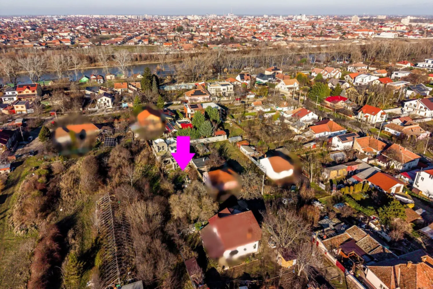 Teren 620 mp în Aradul Nou – lângă Tabacovici Residence | 105.000 € - Îți propun spre vânzare un teren de 620 mp, situat într-o zonă rezidențială liniștită din Aradul Nou, chiar lângă Tabacovici Residence – un cartier ales de oameni care își doresc confort, siguranță și intimitate.

Poziționare specială:
Terenul este amplasat pe o stradă înfundată, care deservește exclusiv această proprietate.
Fără trafic. Fără zgomot. Doar liniște.
Un loc unde te poți imagina trăind:
dimineți liniștite, o curte exact așa cum o visezi, o casă construită după regulile tale, într-o zonă unde vecinătățile sunt atent alese.

 Avantaje importante:
✔ suprafață ideală – 620 mp
✔ toate utilitățile disponibile
✔ zonă exclusivistă, cu potențial foarte bun de valorizare
✔ perfect pentru familie sau cuplu

Preț: 105.000 € | Comision 0% pentru cumpărător

Acesta nu este doar un teren.
Este locul unde poate începe povestea casei tale.

📞 Pentru detalii și vizionare:
Sebastian Nica – 0722 252 639

Nu dispui de toată suma? Te ajutăm noi gratuit! Îți obținem oferte de la 16 bănci.

Ai o proprietate de vânzare în Arad și vrei să știi cât valorează cu adevărat?
Sună-mă pentru o evaluare gratuită, fără obligații.

Birou: ACASĂ | Agenție imobiliară Arad
Bulevardul Decebal 2, Arad 310133