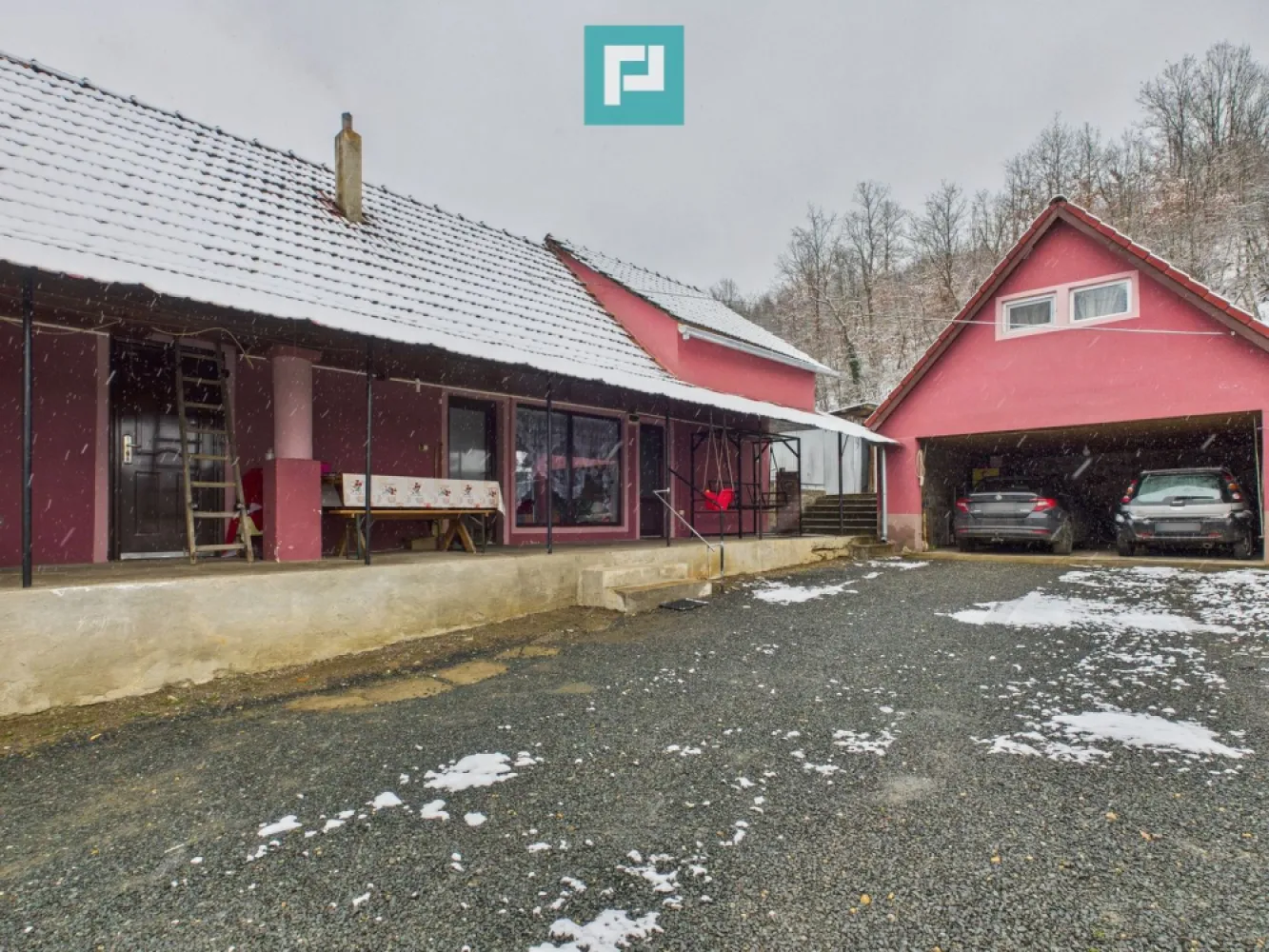 Casă individuală în Lipova - Casă individuală de vânzare în Lipova – spațioasă, ideală pentru familie extinsă Se oferă spre vânzare casă/vilă individuală situată în Lipova, disponibilă imediat, amplasată pe un teren generos de 742 mp, cu deschidere de 40 m. Detalii generale: Tip proprietate: Casă / Vilă individuală An construcție: 1970 An finisare: 2013 Stadiu: Finalizată Construcție: Cărămidă Acoperiș: Țiglă Suprafețe: Suprafață utilă: 116 mp Suprafață construită desfășurată: 180 mp Suprafață teren: 742 mp Compartimentare: 5 camere, dintre care: 2 dormitoare 2 camere de oaspeți (una la mansardă și una deasupra garajului) 2 bucătării 2 băi 2 garaje Casa este ideală pentru o familie numeroasă, pentru două generații sau pentru cei care își doresc spațiu suplimentar pentru oaspeți sau birou. Curtea este spațioasă, oferind multiple posibilități de amenajare. Pentru mai multe detalii și programarea unei vizionări, vă stăm la dispoziție. Tudor Trașcă - Consultant imobiliar PropertyLAB Telefon: 0730 650 235 E-mail: tudor.trasca@propertylab.ro Dumitrita Jacot - Consultant imobiliar PropertyLAB Telefon: 0790 474 979 E-mail: Dumitrita.jacot@propertylab.ro Cod proprietate 2891011 }}