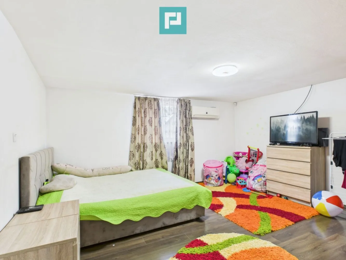 Casă individuală în Lipova - Casă individuală de vânzare în Lipova – spațioasă, ideală pentru familie extinsă Se oferă spre vânzare casă/vilă individuală situată în Lipova, disponibilă imediat, amplasată pe un teren generos de 742 mp, cu deschidere de 40 m. Detalii generale: Tip proprietate: Casă / Vilă individuală An construcție: 1970 An finisare: 2013 Stadiu: Finalizată Construcție: Cărămidă Acoperiș: Țiglă Suprafețe: Suprafață utilă: 116 mp Suprafață construită desfășurată: 180 mp Suprafață teren: 742 mp Compartimentare: 5 camere, dintre care: 2 dormitoare 2 camere de oaspeți (una la mansardă și una deasupra garajului) 2 bucătării 2 băi 2 garaje Casa este ideală pentru o familie numeroasă, pentru două generații sau pentru cei care își doresc spațiu suplimentar pentru oaspeți sau birou. Curtea este spațioasă, oferind multiple posibilități de amenajare. Pentru mai multe detalii și programarea unei vizionări, vă stăm la dispoziție. Tudor Trașcă - Consultant imobiliar PropertyLAB Telefon: 0730 650 235 E-mail: tudor.trasca@propertylab.ro Dumitrita Jacot - Consultant imobiliar PropertyLAB Telefon: 0790 474 979 E-mail: Dumitrita.jacot@propertylab.ro Cod proprietate 2891011 }}