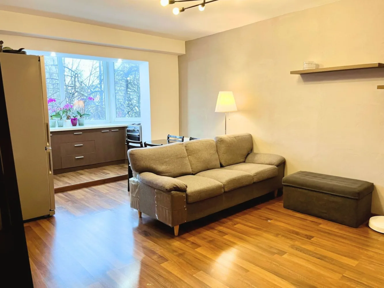 Apartament 2 camere decomandat, mobilat & utilat – Bd. Ștefan cel Mare - Apartament 2 camere decomandat, mobilat & utilat – Bd. Ștefan cel Mare, Oradea ImmoSell.ro vă propune spre vânzare un apartament cu 2 camere, decomandat, amenajat cu grijă și gândit pentru confortul de zi cu zi. Se vinde complet mobilat și utilat, fiind o alegere inspirată atât pentru locuire, cât și pentru investiție. Localizare: Bd. Ștefan cel Mare, Oradea Etaj: 1 din 4 (P+4) Suprafață utilă: 40 mp Suprafață construită: 47 mp Compartimentare: Hol – spațiu practic, cu potențial de zonă de lucru/birou Dormitor luminos, cu dressing încăpător Baie (4 mp) – cabină de duș, spații de depozitare, mașină de spălat Living (18 mp) – zonă de relaxare și loc de luat masa pentru 4 persoane Bucătărie open-space – ergonomică și bine integrată în zona de zi Dotări și avantaje: Aer condiționat Mobilier și electrocasnice incluse – gata de mutat sau de închiriat Loc de parcare închiriat de la Primăria Oradea – 160 lei/an Preț: 89500 EUR – negociabil 📩 Pentru mai multe detalii și programarea unei vizionări Sorin Gligor 0731 290 032 }}