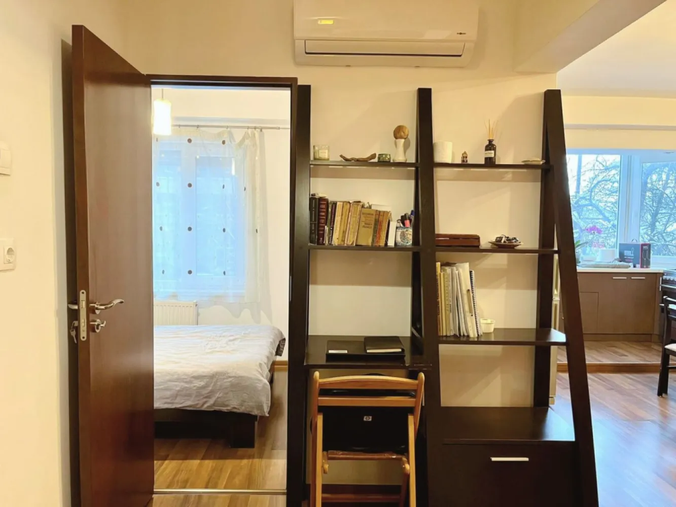 Apartament 2 camere decomandat, mobilat & utilat – Bd. Ștefan cel Mare - Apartament 2 camere decomandat, mobilat & utilat – Bd. Ștefan cel Mare, Oradea ImmoSell.ro vă propune spre vânzare un apartament cu 2 camere, decomandat, amenajat cu grijă și gândit pentru confortul de zi cu zi. Se vinde complet mobilat și utilat, fiind o alegere inspirată atât pentru locuire, cât și pentru investiție. Localizare: Bd. Ștefan cel Mare, Oradea Etaj: 1 din 4 (P+4) Suprafață utilă: 40 mp Suprafață construită: 47 mp Compartimentare: Hol – spațiu practic, cu potențial de zonă de lucru/birou Dormitor luminos, cu dressing încăpător Baie (4 mp) – cabină de duș, spații de depozitare, mașină de spălat Living (18 mp) – zonă de relaxare și loc de luat masa pentru 4 persoane Bucătărie open-space – ergonomică și bine integrată în zona de zi Dotări și avantaje: Aer condiționat Mobilier și electrocasnice incluse – gata de mutat sau de închiriat Loc de parcare închiriat de la Primăria Oradea – 160 lei/an Preț: 89500 EUR – negociabil 📩 Pentru mai multe detalii și programarea unei vizionări Sorin Gligor 0731 290 032 }}