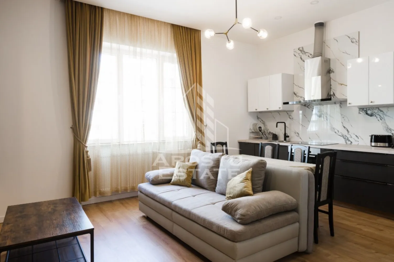 Apartament cu 2 camere de inchiriat, Timisoara zona Ultracentral - Agentia imobiliara APOSTU ESTATE va propune spre inchiriere un apartament cu 2 camere, spatios si luminos, situat in zona Centrala, o zona bine pozitionata din Timisoara, potrivit pentru cupluri,familii, sau studenti care isi doresc o locuinta unde sa se simta confortabil si cu acces facil catre scoli, statii de autobuz, supermarketuri , magazine de zona, parcuri.

Suprafata utila: 60mp
Compartimentare eficienta:
-Hol de acces generos
-Bucatarie complet mobilata si utilata, cu loc de luat masa
-Living luminos si spatios
-Dormitor mobilat si utilat
-Baie prevazuta cu dus si inca o baie de serviciu

Confort si facilitati:
-Incalzirea apartamentului: centrala proprie
-Apartamentul este complet mobilat si utilat
-Nu se accepta animale de companie de catre proprietar

Localizare:
-Timis,Timisoara, zona Centrala – acces facil spre magazine, supermarket, scoli, parcuri si mijloace de transport in comun.

Ideal pentru:
-Familii
-Cupluri
-Studenti

Disponibilitate: imediata
Pret chirie lunara: 700 Euro
Programeaza o vizionare pentru a-ti putea imagina viitorul aici!
ID intern:CP3157253