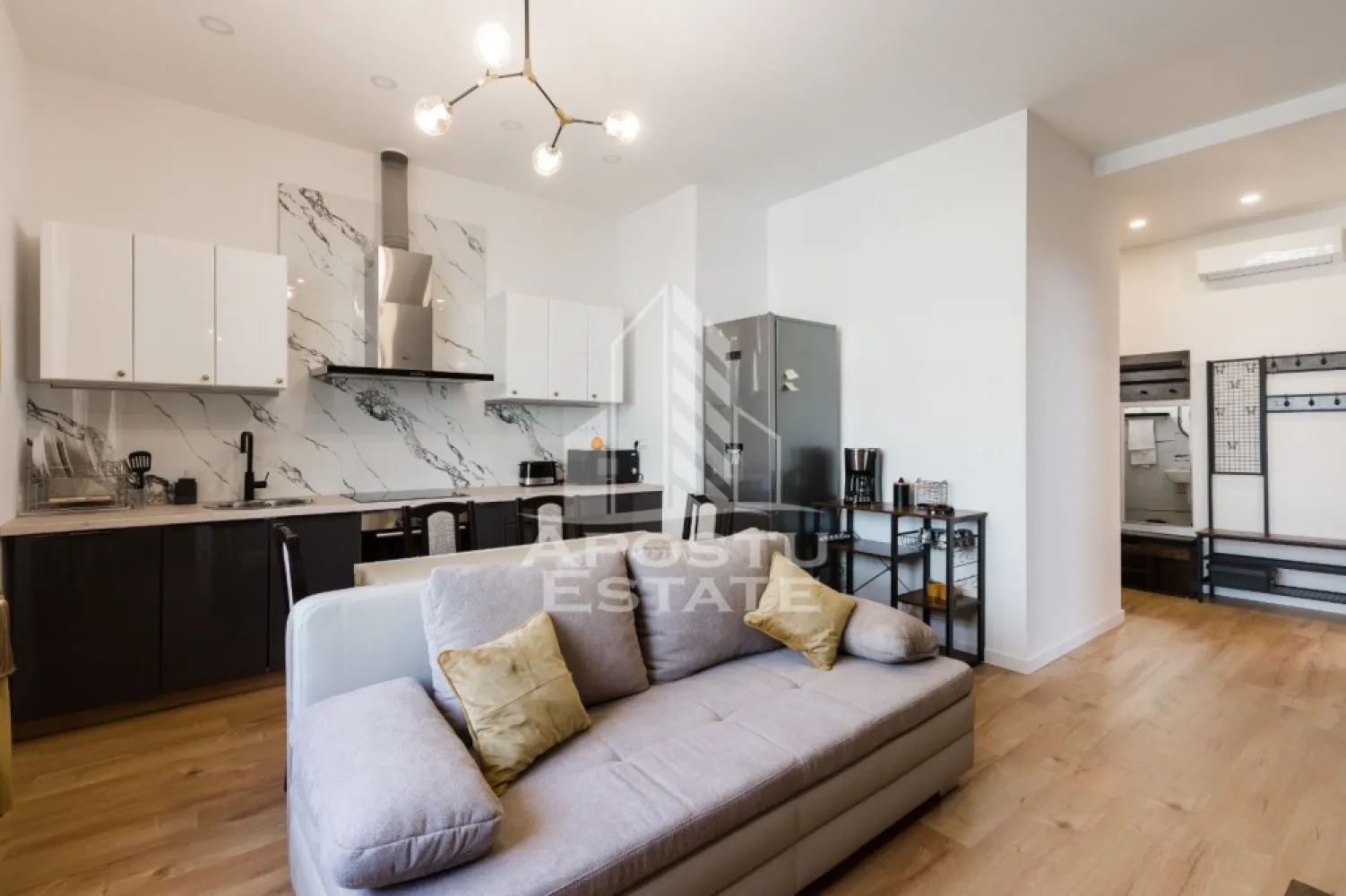 Apartament cu 2 camere de inchiriat, Timisoara zona Ultracentral - Agentia imobiliara APOSTU ESTATE va propune spre inchiriere un apartament cu 2 camere, spatios si luminos, situat in zona Centrala, o zona bine pozitionata din Timisoara, potrivit pentru cupluri,familii, sau studenti care isi doresc o locuinta unde sa se simta confortabil si cu acces facil catre scoli, statii de autobuz, supermarketuri , magazine de zona, parcuri.

Suprafata utila: 60mp
Compartimentare eficienta:
-Hol de acces generos
-Bucatarie complet mobilata si utilata, cu loc de luat masa
-Living luminos si spatios
-Dormitor mobilat si utilat
-Baie prevazuta cu dus si inca o baie de serviciu

Confort si facilitati:
-Incalzirea apartamentului: centrala proprie
-Apartamentul este complet mobilat si utilat
-Nu se accepta animale de companie de catre proprietar

Localizare:
-Timis,Timisoara, zona Centrala – acces facil spre magazine, supermarket, scoli, parcuri si mijloace de transport in comun.

Ideal pentru:
-Familii
-Cupluri
-Studenti

Disponibilitate: imediata
Pret chirie lunara: 700 Euro
Programeaza o vizionare pentru a-ti putea imagina viitorul aici!
ID intern:CP3157253