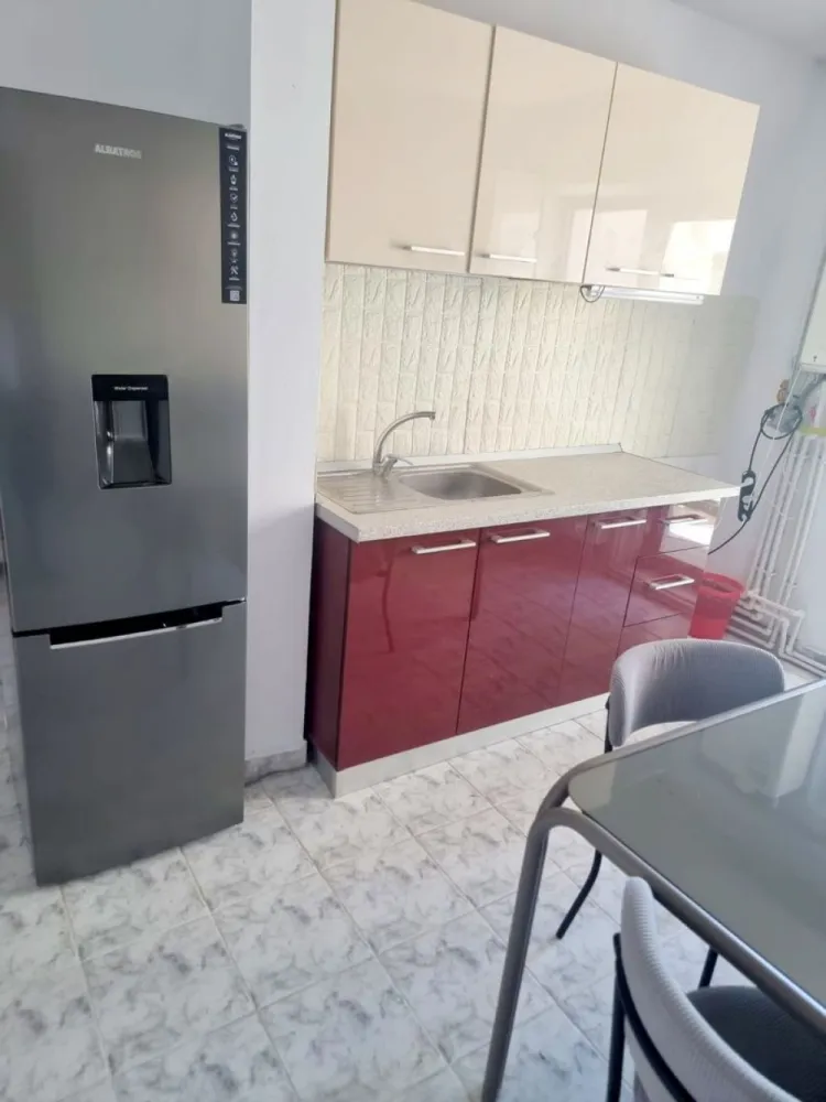 Apartament 3 camere de închiriat – Zona Gară – 85 mp – Etaj 3 - Se oferă spre închiriere un apartament spațios cu 3 camere, situat la etajul 3, într-o zonă foarte accesibilă, în apropierea Gării. Locuința are o suprafață de 85 mp și este ideală pentru o familie sau pentru persoane care își doresc confort și spațiu.

Apartamentul este compartimentat astfel:
3 camere spațioase și luminoase;
2 băi;
bucătărie;
hol generos.
Locuința se prezintă într-o stare foarte bună, iar aproximativ 90% din mobilier este nou, oferind un ambient plăcut și modern.
Imobilul beneficiază de o amplasare excelentă, cu acces rapid către mijloace de transport în comun, magazine, școli, grădinițe și alte puncte de interes.

Preț chirie: 480 euro/lună, negociabil.
Garanție returnabilă: 480 euro, negociabil.

La semnarea contractului se achită prima lună de chirie, garanția și comisionul agenției imobiliare.
Pentru informații suplimentare și programarea unei vizionări:
Liliana Ene – MAG INVEST
Telefon: 0746 252 252