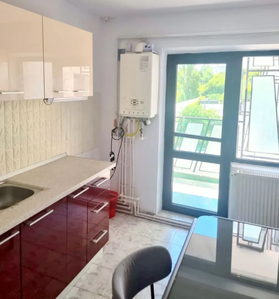 Apartament 3 camere de închiriat – Zona Gară – 85 mp – Etaj 3 - Se oferă spre închiriere un apartament spațios cu 3 camere, situat la etajul 3, într-o zonă foarte accesibilă, în apropierea Gării. Locuința are o suprafață de 85 mp și este ideală pentru o familie sau pentru persoane care își doresc confort și spațiu.

Apartamentul este compartimentat astfel:
3 camere spațioase și luminoase;
2 băi;
bucătărie;
hol generos.
Locuința se prezintă într-o stare foarte bună, iar aproximativ 90% din mobilier este nou, oferind un ambient plăcut și modern.
Imobilul beneficiază de o amplasare excelentă, cu acces rapid către mijloace de transport în comun, magazine, școli, grădinițe și alte puncte de interes.

Preț chirie: 480 euro/lună, negociabil.
Garanție returnabilă: 480 euro, negociabil.

La semnarea contractului se achită prima lună de chirie, garanția și comisionul agenției imobiliare.
Pentru informații suplimentare și programarea unei vizionări:
Liliana Ene – MAG INVEST
Telefon: 0746 252 252