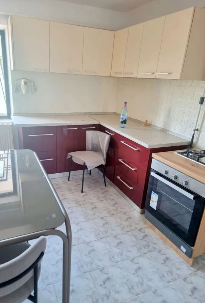 Apartament 3 camere de închiriat – Zona Gară – 85 mp – Etaj 3 - Se oferă spre închiriere un apartament spațios cu 3 camere, situat la etajul 3, într-o zonă foarte accesibilă, în apropierea Gării. Locuința are o suprafață de 85 mp și este ideală pentru o familie sau pentru persoane care își doresc confort și spațiu.

Apartamentul este compartimentat astfel:
3 camere spațioase și luminoase;
2 băi;
bucătărie;
hol generos.
Locuința se prezintă într-o stare foarte bună, iar aproximativ 90% din mobilier este nou, oferind un ambient plăcut și modern.
Imobilul beneficiază de o amplasare excelentă, cu acces rapid către mijloace de transport în comun, magazine, școli, grădinițe și alte puncte de interes.

Preț chirie: 480 euro/lună, negociabil.
Garanție returnabilă: 480 euro, negociabil.

La semnarea contractului se achită prima lună de chirie, garanția și comisionul agenției imobiliare.
Pentru informații suplimentare și programarea unei vizionări:
Liliana Ene – MAG INVEST
Telefon: 0746 252 252