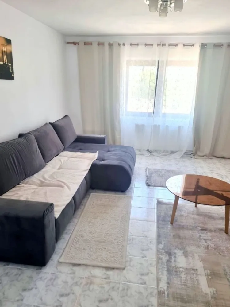 Apartament 3 camere de închiriat – Zona Gară – 85 mp – Etaj 3 - Se oferă spre închiriere un apartament spațios cu 3 camere, situat la etajul 3, într-o zonă foarte accesibilă, în apropierea Gării. Locuința are o suprafață de 85 mp și este ideală pentru o familie sau pentru persoane care își doresc confort și spațiu.

Apartamentul este compartimentat astfel:
3 camere spațioase și luminoase;
2 băi;
bucătărie;
hol generos.
Locuința se prezintă într-o stare foarte bună, iar aproximativ 90% din mobilier este nou, oferind un ambient plăcut și modern.
Imobilul beneficiază de o amplasare excelentă, cu acces rapid către mijloace de transport în comun, magazine, școli, grădinițe și alte puncte de interes.

Preț chirie: 480 euro/lună, negociabil.
Garanție returnabilă: 480 euro, negociabil.

La semnarea contractului se achită prima lună de chirie, garanția și comisionul agenției imobiliare.
Pentru informații suplimentare și programarea unei vizionări:
Liliana Ene – MAG INVEST
Telefon: 0746 252 252