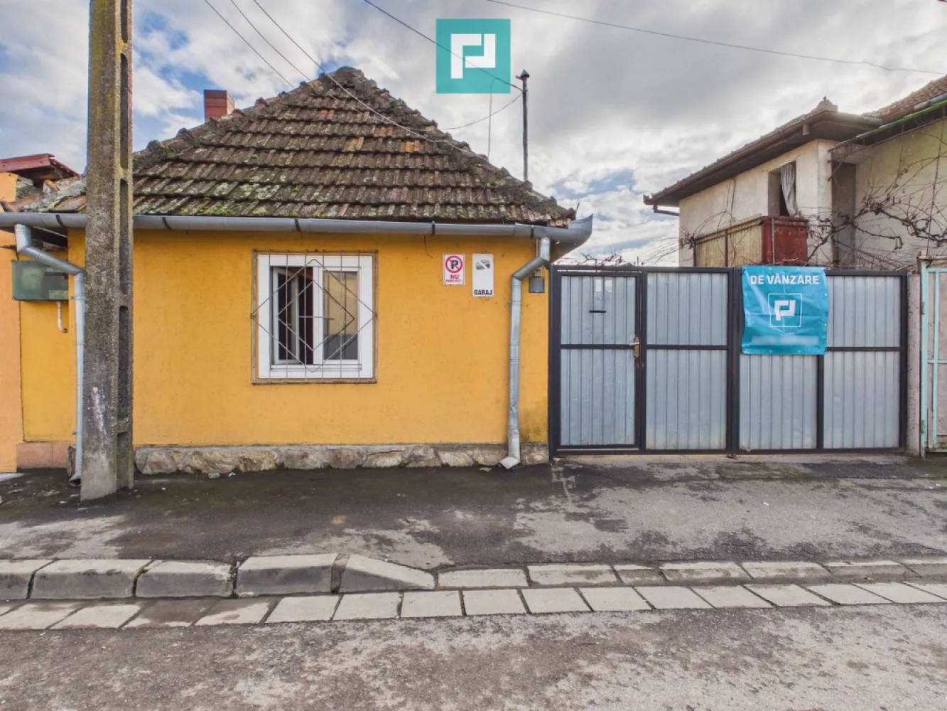 Casă 70mp + Hală 100mp, Str. Navigatorilor, Oradea - Oportunitate de investiție – Casă + hală, Str. Navigatorilor, Oradea Ideal locuință, afacere sau combinație locuit + business Vă prezentăm spre vânzare o proprietate cu potențial ridicat, amplasată pe strada Navigatorilor din Oradea, într-o zonă accesibilă și potrivită pentru activități diverse. Casă de 70 mp, situată pe un teren generos de 543 mp, completată de o hală de 100 mp în curte – un avantaj major pentru orice antreprenor sau investitor. Casa este locuibilă, însă necesită renovare, oferind libertatea de personalizare și posibilitatea de a crește valoarea proprietății după amenajare. Potrivită pentru: Locuință personală Sediu de firmă / birouri Atelier auto Tinichigerie auto Spațiu de producție sau depozitare Investiție cu randament bun (activitate + locuire) Hala de 100 mp permite desfășurarea de activități comerciale sau industriale ușoare, iar curtea oferă spațiu pentru acces auto, parcare sau extindere. De ce este o investiție bună: Proprietate versatilă, cu utilizări multiple Raport excelent între preț, suprafață și potențial Posibilitate de amenajare etapizată Ideală pentru antreprenori care vor să lucreze „de acasă” Această proprietate se adresează celor care caută mai mult decât o simplă casă: un spațiu care poate genera valoare și venit. Contactați-ne pentru detalii suplimentare și programarea unei vizionări. Roxana Hanes - Consultant Imobiliar Telefon - 0774 588 104 Email - roxana.hanes@propertylab.ro COD - CP2889702 }}