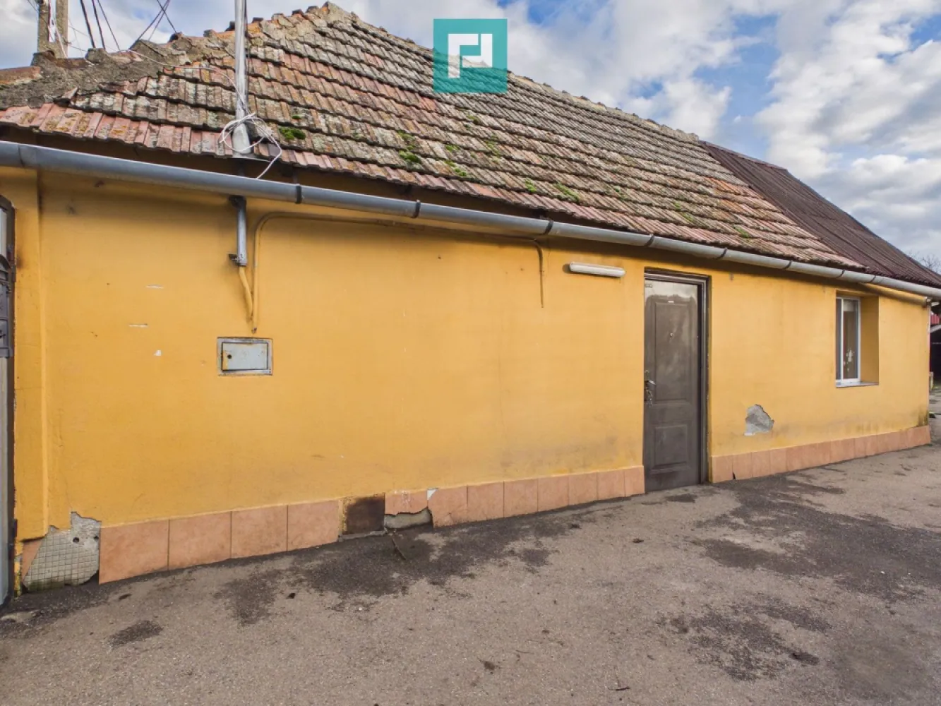 Casă 70mp + Hală 100mp, Str. Navigatorilor, Oradea - Oportunitate de investiție – Casă + hală, Str. Navigatorilor, Oradea Ideal locuință, afacere sau combinație locuit + business Vă prezentăm spre vânzare o proprietate cu potențial ridicat, amplasată pe strada Navigatorilor din Oradea, într-o zonă accesibilă și potrivită pentru activități diverse. Casă de 70 mp, situată pe un teren generos de 543 mp, completată de o hală de 100 mp în curte – un avantaj major pentru orice antreprenor sau investitor. Casa este locuibilă, însă necesită renovare, oferind libertatea de personalizare și posibilitatea de a crește valoarea proprietății după amenajare. Potrivită pentru: Locuință personală Sediu de firmă / birouri Atelier auto Tinichigerie auto Spațiu de producție sau depozitare Investiție cu randament bun (activitate + locuire) Hala de 100 mp permite desfășurarea de activități comerciale sau industriale ușoare, iar curtea oferă spațiu pentru acces auto, parcare sau extindere. De ce este o investiție bună: Proprietate versatilă, cu utilizări multiple Raport excelent între preț, suprafață și potențial Posibilitate de amenajare etapizată Ideală pentru antreprenori care vor să lucreze „de acasă” Această proprietate se adresează celor care caută mai mult decât o simplă casă: un spațiu care poate genera valoare și venit. Contactați-ne pentru detalii suplimentare și programarea unei vizionări. Roxana Hanes - Consultant Imobiliar Telefon - 0774 588 104 Email - roxana.hanes@propertylab.ro COD - CP2889702 }}