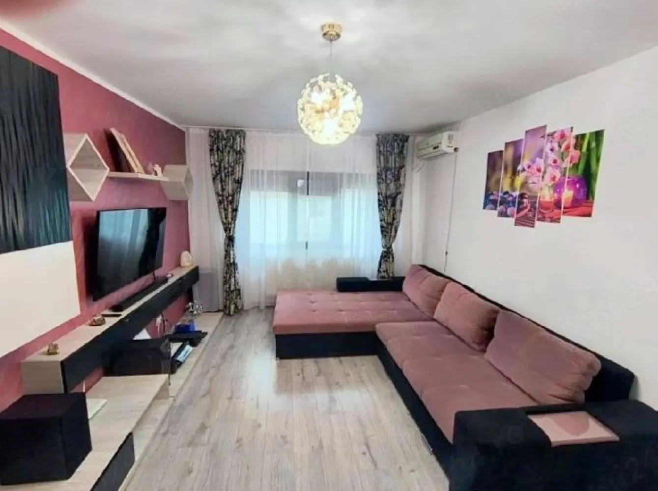 De inchiriat apartament 3 camere Micro 16, 450 euro - Se închiriază apartament spațios, cu o suprafață de 75 mp, situat în Micro 16, la etajul 4.
Apartamentul este compartimentat astfel:
- bucătărie;
- living;
- 2 dormitoare;
- 2 băi.
Locuința este mobilată și utilată complet, exact ca în fotografii, fiind pregătită pentru mutare imediată.
Preț: 450 euro/lună.
Garantie returnabila 450 euro.
Se percepe comision de tranzactionare.
Se închiriază doar persoanelor serioase, care doresc să întrețină și să respecte proprietatea.
Pentru mai multe informații și programarea unei vizionări, vă rugăm să ne contactați 0741.030.291 Marilena.