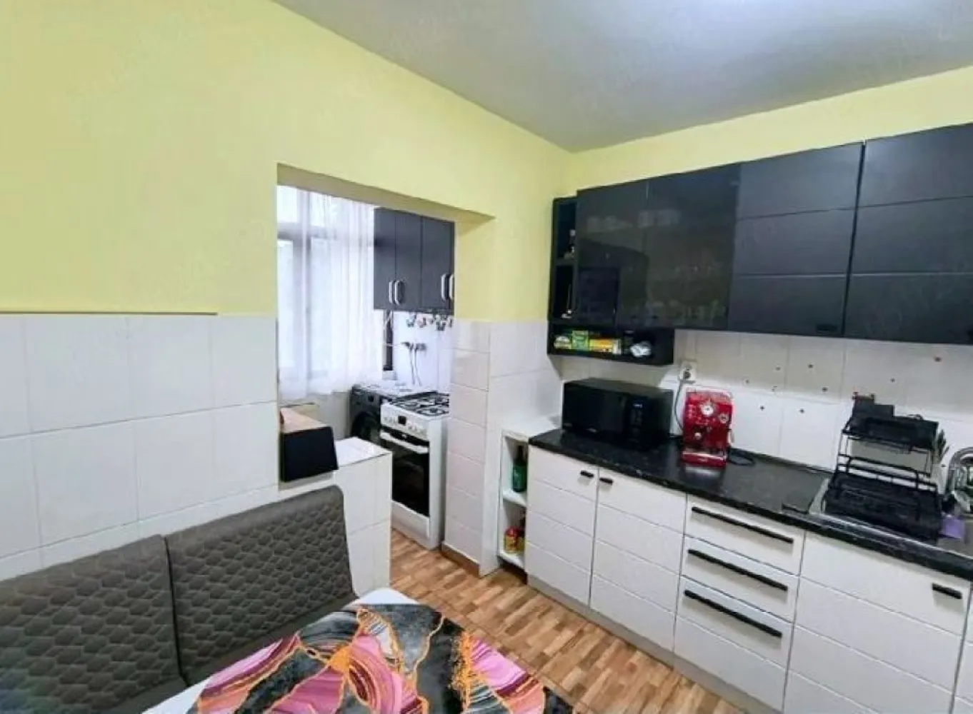 De inchiriat apartament 3 camere Micro 16, 450 euro - Se închiriază apartament spațios, cu o suprafață de 75 mp, situat în Micro 16, la etajul 4.
Apartamentul este compartimentat astfel:
- bucătărie;
- living;
- 2 dormitoare;
- 2 băi.
Locuința este mobilată și utilată complet, exact ca în fotografii, fiind pregătită pentru mutare imediată.
Preț: 450 euro/lună.
Garantie returnabila 450 euro.
Se percepe comision de tranzactionare.
Se închiriază doar persoanelor serioase, care doresc să întrețină și să respecte proprietatea.
Pentru mai multe informații și programarea unei vizionări, vă rugăm să ne contactați 0741.030.291 Marilena.