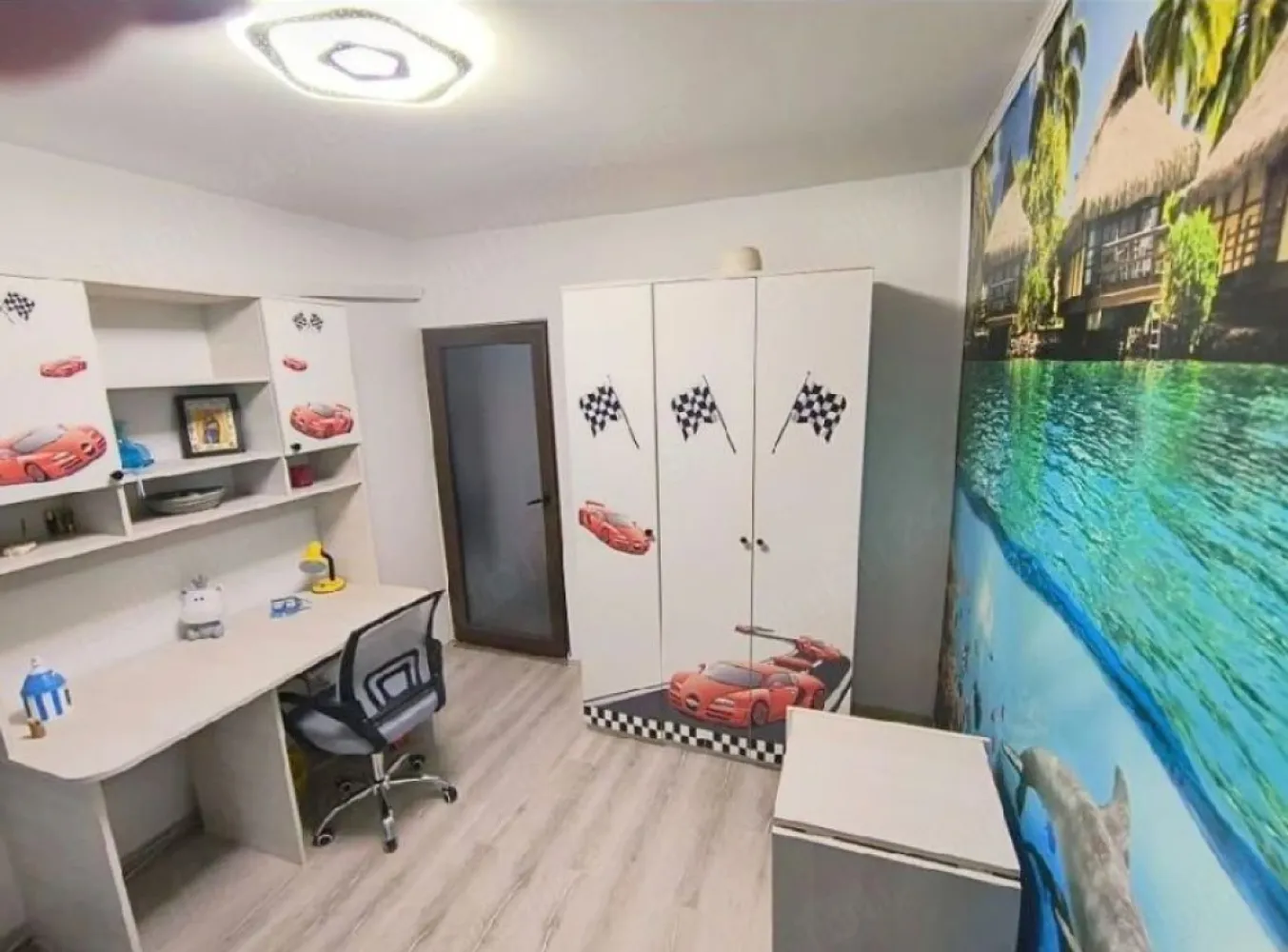 De inchiriat apartament 3 camere Micro 16, 450 euro - Se închiriază apartament spațios, cu o suprafață de 75 mp, situat în Micro 16, la etajul 4.
Apartamentul este compartimentat astfel:
- bucătărie;
- living;
- 2 dormitoare;
- 2 băi.
Locuința este mobilată și utilată complet, exact ca în fotografii, fiind pregătită pentru mutare imediată.
Preț: 450 euro/lună.
Garantie returnabila 450 euro.
Se percepe comision de tranzactionare.
Se închiriază doar persoanelor serioase, care doresc să întrețină și să respecte proprietatea.
Pentru mai multe informații și programarea unei vizionări, vă rugăm să ne contactați 0741.030.291 Marilena.