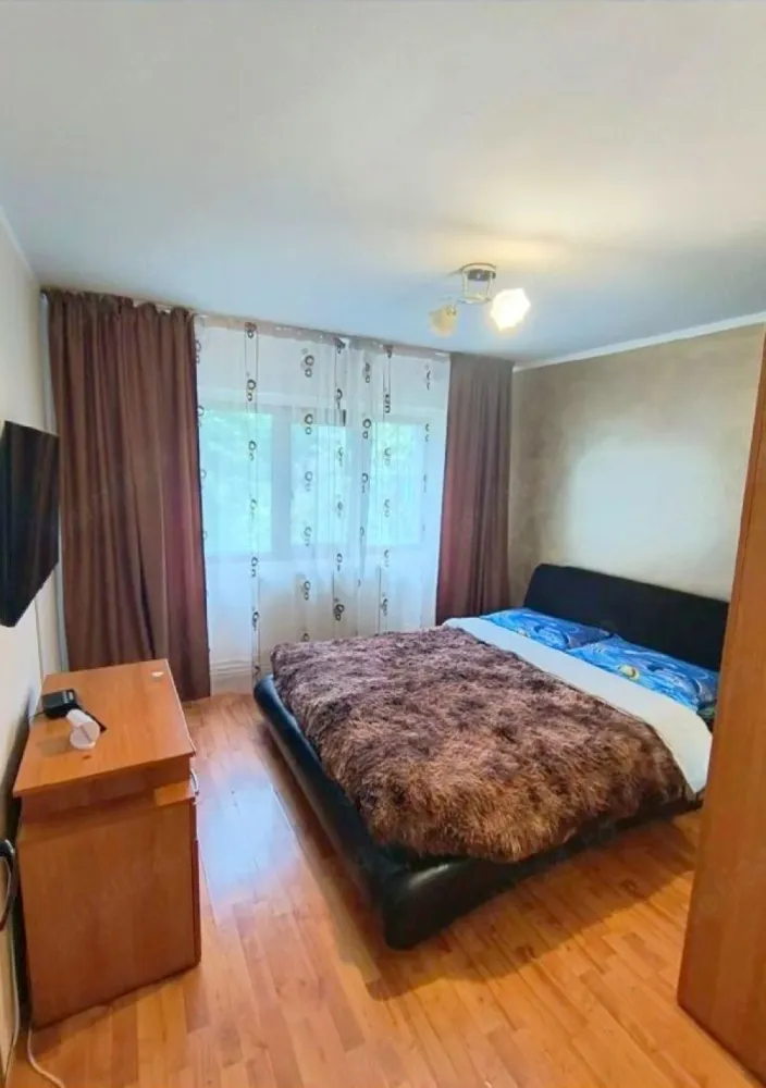 De inchiriat apartament 3 camere Micro 16, 450 euro - Se închiriază apartament spațios, cu o suprafață de 75 mp, situat în Micro 16, la etajul 4.
Apartamentul este compartimentat astfel:
- bucătărie;
- living;
- 2 dormitoare;
- 2 băi.
Locuința este mobilată și utilată complet, exact ca în fotografii, fiind pregătită pentru mutare imediată.
Preț: 450 euro/lună.
Garantie returnabila 450 euro.
Se percepe comision de tranzactionare.
Se închiriază doar persoanelor serioase, care doresc să întrețină și să respecte proprietatea.
Pentru mai multe informații și programarea unei vizionări, vă rugăm să ne contactați 0741.030.291 Marilena.