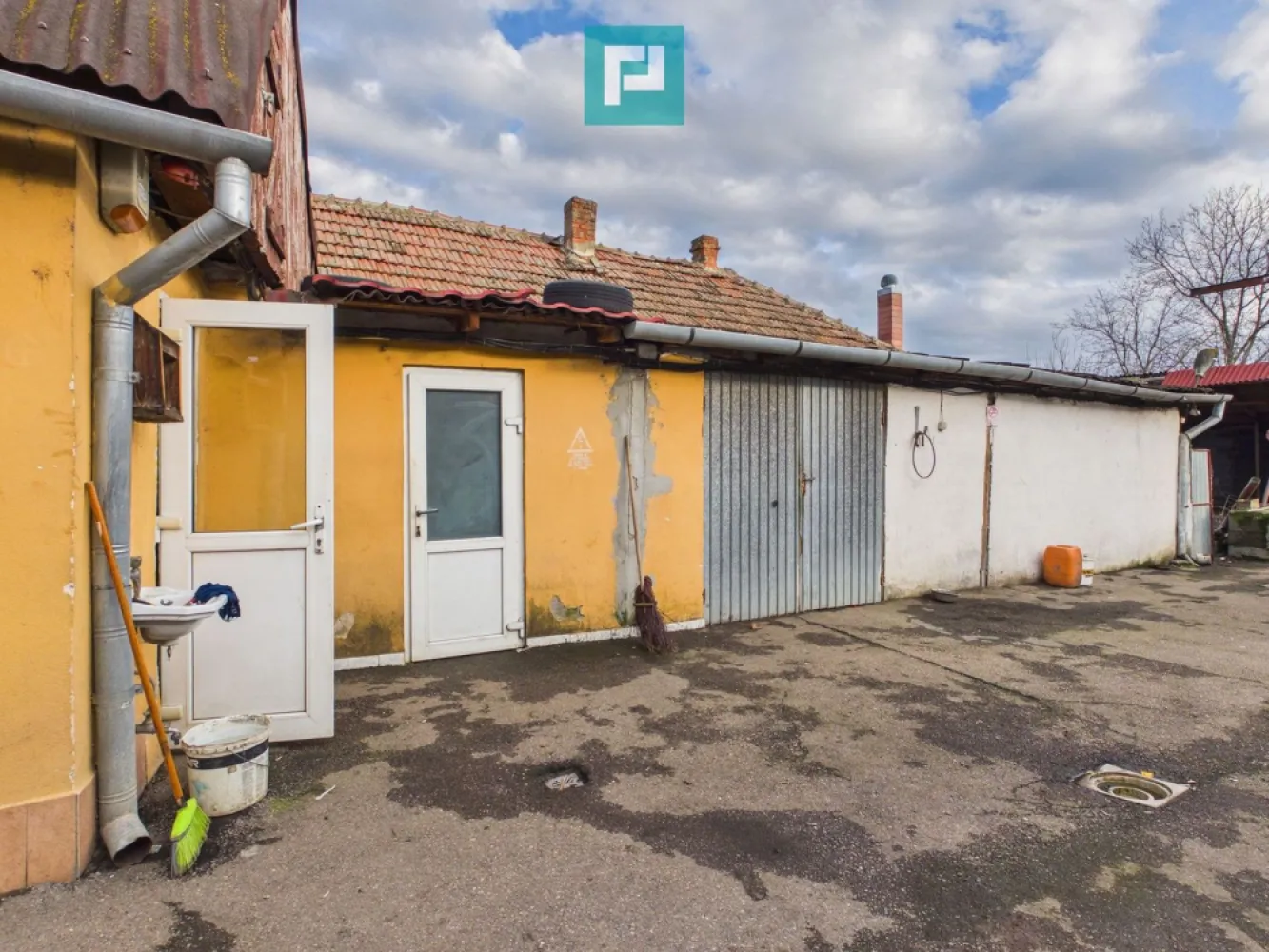 Casă 70mp + Hală 100mp, Str. Navigatorilor, Oradea - Oportunitate de investiție – Casă + hală, Str. Navigatorilor, Oradea Ideal locuință, afacere sau combinație locuit + business Vă prezentăm spre vânzare o proprietate cu potențial ridicat, amplasată pe strada Navigatorilor din Oradea, într-o zonă accesibilă și potrivită pentru activități diverse. Casă de 70 mp, situată pe un teren generos de 543 mp, completată de o hală de 100 mp în curte – un avantaj major pentru orice antreprenor sau investitor. Casa este locuibilă, însă necesită renovare, oferind libertatea de personalizare și posibilitatea de a crește valoarea proprietății după amenajare. Potrivită pentru: Locuință personală Sediu de firmă / birouri Atelier auto Tinichigerie auto Spațiu de producție sau depozitare Investiție cu randament bun (activitate + locuire) Hala de 100 mp permite desfășurarea de activități comerciale sau industriale ușoare, iar curtea oferă spațiu pentru acces auto, parcare sau extindere. De ce este o investiție bună: Proprietate versatilă, cu utilizări multiple Raport excelent între preț, suprafață și potențial Posibilitate de amenajare etapizată Ideală pentru antreprenori care vor să lucreze „de acasă” Această proprietate se adresează celor care caută mai mult decât o simplă casă: un spațiu care poate genera valoare și venit. Contactați-ne pentru detalii suplimentare și programarea unei vizionări. Roxana Hanes - Consultant Imobiliar Telefon - 0774 588 104 Email - roxana.hanes@propertylab.ro COD - CP2889702 }}