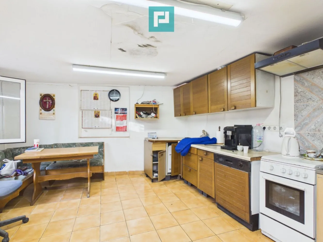 Casă 70mp + Hală 100mp, Str. Navigatorilor, Oradea - Oportunitate de investiție – Casă + hală, Str. Navigatorilor, Oradea Ideal locuință, afacere sau combinație locuit + business Vă prezentăm spre vânzare o proprietate cu potențial ridicat, amplasată pe strada Navigatorilor din Oradea, într-o zonă accesibilă și potrivită pentru activități diverse. Casă de 70 mp, situată pe un teren generos de 543 mp, completată de o hală de 100 mp în curte – un avantaj major pentru orice antreprenor sau investitor. Casa este locuibilă, însă necesită renovare, oferind libertatea de personalizare și posibilitatea de a crește valoarea proprietății după amenajare. Potrivită pentru: Locuință personală Sediu de firmă / birouri Atelier auto Tinichigerie auto Spațiu de producție sau depozitare Investiție cu randament bun (activitate + locuire) Hala de 100 mp permite desfășurarea de activități comerciale sau industriale ușoare, iar curtea oferă spațiu pentru acces auto, parcare sau extindere. De ce este o investiție bună: Proprietate versatilă, cu utilizări multiple Raport excelent între preț, suprafață și potențial Posibilitate de amenajare etapizată Ideală pentru antreprenori care vor să lucreze „de acasă” Această proprietate se adresează celor care caută mai mult decât o simplă casă: un spațiu care poate genera valoare și venit. Contactați-ne pentru detalii suplimentare și programarea unei vizionări. Roxana Hanes - Consultant Imobiliar Telefon - 0774 588 104 Email - roxana.hanes@propertylab.ro COD - CP2889702 }}