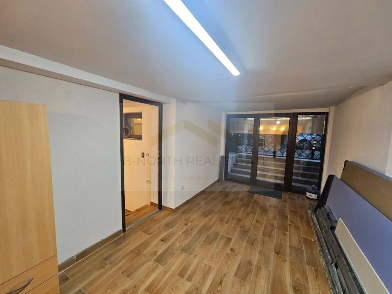 Spațiu 20 mp de închiriat | Piața Victoriei | Ideal beauty, birou sau cabinet - B-North Real Estate vă propune spre închiriere un spațiu de 20 mp, situat pe Strada Ciprian Porumbescu nr. 6, în imediata apropiere a Pieței Victoriei, într-o zonă centrală cu acces rapid către mijloacele de transport și principalele zone de business.

Spațiul este renovat, dispune de grup sanitar propriu și spațiu de depozitare, fiind ideal pentru activități care necesită o singură încăpere.

Caracteristici principale:

Suprafață utilă: 20 mp
Spațiu renovat
Grup sanitar propriu
Spațiu de depozitare
Disponibil imediat

Potrivit pentru:

Manichiură / pedichiură
Unghii cu gel
Aplicare gene
Cosmetică
Make-up studio
Masaj terapeutic sau de relaxare
Cabinet de nutriție
Psihologie / consiliere
Birou de consultanță
Contabilitate
Agenție de servicii
Broker credite / asigurări
Activități administrative
Atelier de creație
Studio pentru cursuri individuale

Avantaje locație:

Strada Ciprian Porumbescu nr. 6
În proximitatea Pieței Victoriei
Acces rapid către metrou și mijloace de transport
Zonă cu trafic pietonal și numeroase clădiri de birouri
Restaurante, cafenele și alte facilități în apropiere

Preț și condiții:

Chirie: 300 euro/lună
Disponibil imediat

Pentru informații suplimentare și programarea unei vizionări, contactați B-North Real Estate.