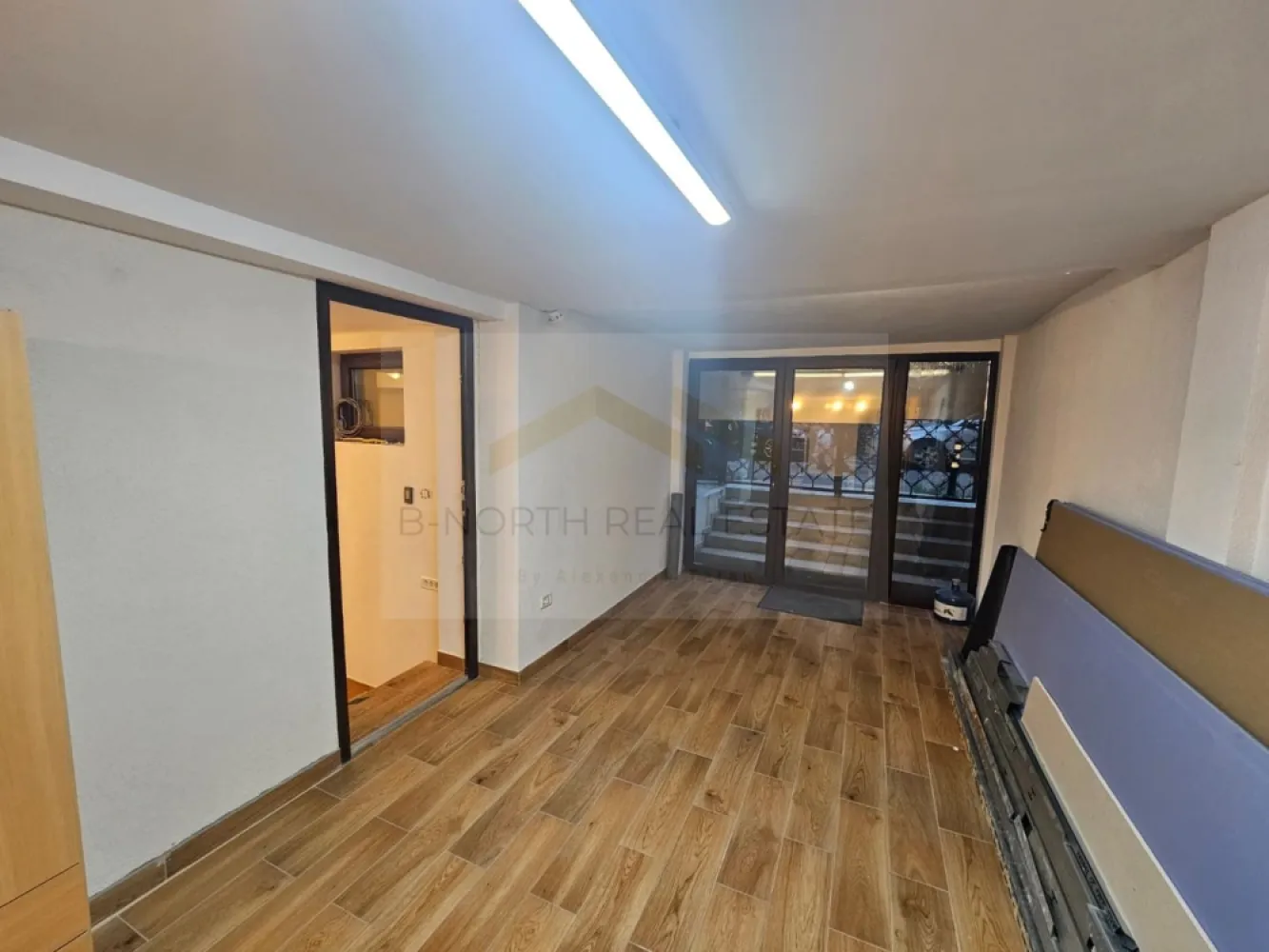 Spațiu 20 mp de închiriat | Piața Victoriei | Ideal beauty, birou sau cabinet - B-North Real Estate vă propune spre închiriere un spațiu de 20 mp, situat pe Strada Ciprian Porumbescu nr. 6, în imediata apropiere a Pieței Victoriei, într-o zonă centrală cu acces rapid către mijloacele de transport și principalele zone de business.

Spațiul este renovat, dispune de grup sanitar propriu și spațiu de depozitare, fiind ideal pentru activități care necesită o singură încăpere.

Caracteristici principale:

Suprafață utilă: 20 mp
Spațiu renovat
Grup sanitar propriu
Spațiu de depozitare
Disponibil imediat

Potrivit pentru:

Manichiură / pedichiură
Unghii cu gel
Aplicare gene
Cosmetică
Make-up studio
Masaj terapeutic sau de relaxare
Cabinet de nutriție
Psihologie / consiliere
Birou de consultanță
Contabilitate
Agenție de servicii
Broker credite / asigurări
Activități administrative
Atelier de creație
Studio pentru cursuri individuale

Avantaje locație:

Strada Ciprian Porumbescu nr. 6
În proximitatea Pieței Victoriei
Acces rapid către metrou și mijloace de transport
Zonă cu trafic pietonal și numeroase clădiri de birouri
Restaurante, cafenele și alte facilități în apropiere

Preț și condiții:

Chirie: 300 euro/lună
Disponibil imediat

Pentru informații suplimentare și programarea unei vizionări, contactați B-North Real Estate.
