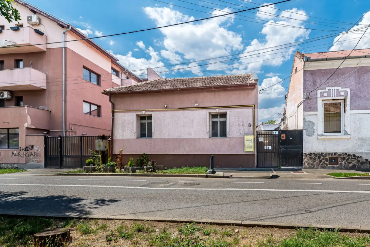 Casa individuala la cheie Centru ARAD Comision 0 - Comision 0%
Vă ofer spre vânzare o casă individuală situată într-o zonă centrală, pe Strada Cuza Vodă. Construită din cărămidă în anul 1977, locuința a fost renovată recent atât la interior, cât și la exterior, fiind pregătită pentru mutare imediată.

Casa este compartimentată practic și modern, având living cu bucătărie open-space, 2 dormitoare, 2 băi, hol de acces și terasă, completate de o curte proprie de aproximativ 40 mp, ideală pentru relaxare.

Beneficiază de centrală termică proprie pe gaz, izolație exterioară cu polistiren și finisaje care oferă un ambient plăcut și confortabil.
O proprietate ideală pentru cei care își doresc intimitatea unei case, la preț de apartament, într-o zonă centrală cu acces facil către toate punctele de interes.

📞 Pentru detalii și programarea unei vizionări:
Blaga Flavius – 0754467525 Consultant imobiliar acreditat APAIR (Asociația Profesională a Agenților Imobiliari din România)

Nu dispui de toată suma? Te ajutăm noi gratuit! Îți obținem oferte de la 16 bănci.
Ai o proprietate de vânzare în Arad și vrei să știi cât valorează cu adevărat?

Birou: ACASĂ | Agenție imobiliară Arad
Adresă: Bulevardul Decebal 2, Arad 310133