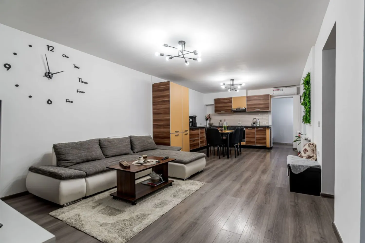 Casa individuala la cheie Centru ARAD Comision 0 - Comision 0%
Vă ofer spre vânzare o casă individuală situată într-o zonă centrală, pe Strada Cuza Vodă. Construită din cărămidă în anul 1977, locuința a fost renovată recent atât la interior, cât și la exterior, fiind pregătită pentru mutare imediată.

Casa este compartimentată practic și modern, având living cu bucătărie open-space, 2 dormitoare, 2 băi, hol de acces și terasă, completate de o curte proprie de aproximativ 40 mp, ideală pentru relaxare.

Beneficiază de centrală termică proprie pe gaz, izolație exterioară cu polistiren și finisaje care oferă un ambient plăcut și confortabil.
O proprietate ideală pentru cei care își doresc intimitatea unei case, la preț de apartament, într-o zonă centrală cu acces facil către toate punctele de interes.

📞 Pentru detalii și programarea unei vizionări:
Blaga Flavius – 0754467525 Consultant imobiliar acreditat APAIR (Asociația Profesională a Agenților Imobiliari din România)

Nu dispui de toată suma? Te ajutăm noi gratuit! Îți obținem oferte de la 16 bănci.
Ai o proprietate de vânzare în Arad și vrei să știi cât valorează cu adevărat?

Birou: ACASĂ | Agenție imobiliară Arad
Adresă: Bulevardul Decebal 2, Arad 310133