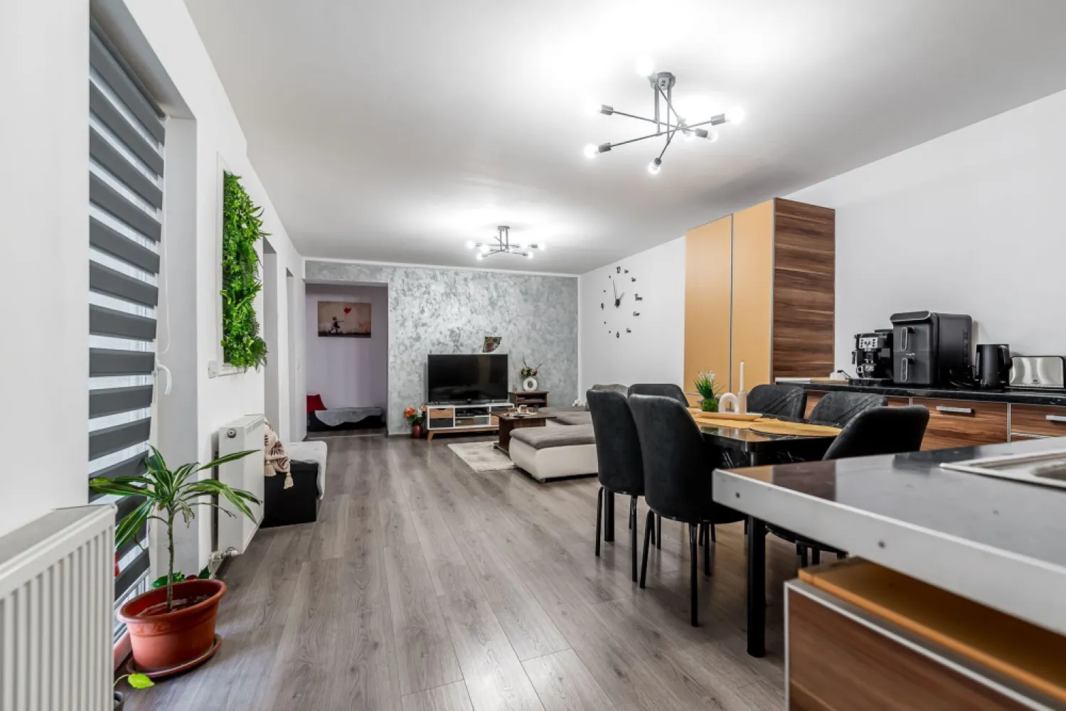 Casa individuala la cheie Centru ARAD Comision 0 - Comision 0%
Vă ofer spre vânzare o casă individuală situată într-o zonă centrală, pe Strada Cuza Vodă. Construită din cărămidă în anul 1977, locuința a fost renovată recent atât la interior, cât și la exterior, fiind pregătită pentru mutare imediată.

Casa este compartimentată practic și modern, având living cu bucătărie open-space, 2 dormitoare, 2 băi, hol de acces și terasă, completate de o curte proprie de aproximativ 40 mp, ideală pentru relaxare.

Beneficiază de centrală termică proprie pe gaz, izolație exterioară cu polistiren și finisaje care oferă un ambient plăcut și confortabil.
O proprietate ideală pentru cei care își doresc intimitatea unei case, la preț de apartament, într-o zonă centrală cu acces facil către toate punctele de interes.

📞 Pentru detalii și programarea unei vizionări:
Blaga Flavius – 0754467525 Consultant imobiliar acreditat APAIR (Asociația Profesională a Agenților Imobiliari din România)

Nu dispui de toată suma? Te ajutăm noi gratuit! Îți obținem oferte de la 16 bănci.
Ai o proprietate de vânzare în Arad și vrei să știi cât valorează cu adevărat?

Birou: ACASĂ | Agenție imobiliară Arad
Adresă: Bulevardul Decebal 2, Arad 310133