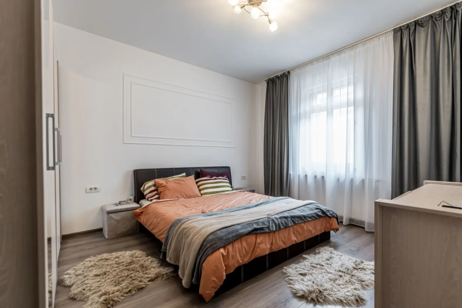 Casa individuala la cheie Centru ARAD Comision 0 - Comision 0%
Vă ofer spre vânzare o casă individuală situată într-o zonă centrală, pe Strada Cuza Vodă. Construită din cărămidă în anul 1977, locuința a fost renovată recent atât la interior, cât și la exterior, fiind pregătită pentru mutare imediată.

Casa este compartimentată practic și modern, având living cu bucătărie open-space, 2 dormitoare, 2 băi, hol de acces și terasă, completate de o curte proprie de aproximativ 40 mp, ideală pentru relaxare.

Beneficiază de centrală termică proprie pe gaz, izolație exterioară cu polistiren și finisaje care oferă un ambient plăcut și confortabil.
O proprietate ideală pentru cei care își doresc intimitatea unei case, la preț de apartament, într-o zonă centrală cu acces facil către toate punctele de interes.

📞 Pentru detalii și programarea unei vizionări:
Blaga Flavius – 0754467525 Consultant imobiliar acreditat APAIR (Asociația Profesională a Agenților Imobiliari din România)

Nu dispui de toată suma? Te ajutăm noi gratuit! Îți obținem oferte de la 16 bănci.
Ai o proprietate de vânzare în Arad și vrei să știi cât valorează cu adevărat?

Birou: ACASĂ | Agenție imobiliară Arad
Adresă: Bulevardul Decebal 2, Arad 310133