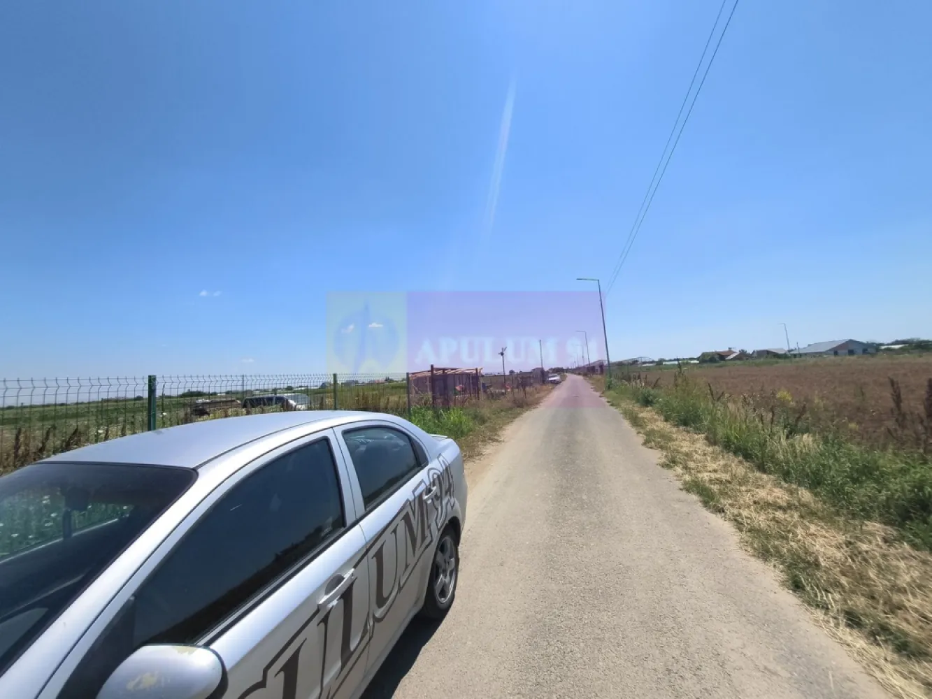 Teren pentru casă aproape de București - La 20 km de București, în localitatea Copăceni din județul Ilfov, una din cele mai liniștite și plăcute localități din jurul Bucureștiului avem o parcelă de aproape 600 mp la vânzare, sunt 582 mp teren intravilan cu peste 30ml deschidere la asfalt, terenul se află într-o zonă cu perspective bune pentru o dezvoltare accelerată, sunt case noi în proximitate și avem la câteva sute de metri pădurea, în apropiere de teren sunt culturi de legume, cereale, flori și căpșuni. Terenul care se vinde are și proiect de casă iar proprietarul are cumpărat și fierul, se poate cumpăra fie doar terenul la prețul de 25.000 euro fie și terenul și fierul beton cu tot cu proiectul de casă la un preț de 30.000 de euro. Proprietarul este persoană fizică și tranzacția nu presupune TVA. Pentru mai multe detalii și programarea de vizionări nu ezitați să mă contactați, Daniel, Apulum94.