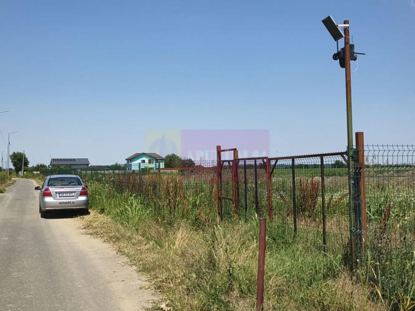 Teren pentru casă aproape de București - La 20 km de București, în localitatea Copăceni din județul Ilfov, una din cele mai liniștite și plăcute localități din jurul Bucureștiului avem o parcelă de aproape 600 mp la vânzare, sunt 582 mp teren intravilan cu peste 30ml deschidere la asfalt, terenul se află într-o zonă cu perspective bune pentru o dezvoltare accelerată, sunt case noi în proximitate și avem la câteva sute de metri pădurea, în apropiere de teren sunt culturi de legume, cereale, flori și căpșuni. Terenul care se vinde are și proiect de casă iar proprietarul are cumpărat și fierul, se poate cumpăra fie doar terenul la prețul de 25.000 euro fie și terenul și fierul beton cu tot cu proiectul de casă la un preț de 30.000 de euro. Proprietarul este persoană fizică și tranzacția nu presupune TVA. Pentru mai multe detalii și programarea de vizionări nu ezitați să mă contactați, Daniel, Apulum94.
