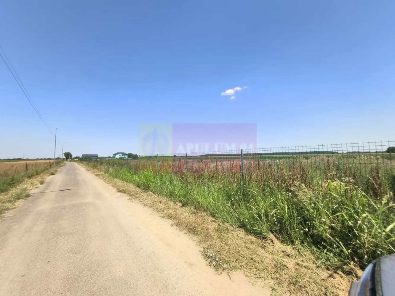 Teren pentru casă aproape de București - La 20 km de București, în localitatea Copăceni din județul Ilfov, una din cele mai liniștite și plăcute localități din jurul Bucureștiului avem o parcelă de aproape 600 mp la vânzare, sunt 582 mp teren intravilan cu peste 30ml deschidere la asfalt, terenul se află într-o zonă cu perspective bune pentru o dezvoltare accelerată, sunt case noi în proximitate și avem la câteva sute de metri pădurea, în apropiere de teren sunt culturi de legume, cereale, flori și căpșuni. Terenul care se vinde are și proiect de casă iar proprietarul are cumpărat și fierul, se poate cumpăra fie doar terenul la prețul de 25.000 euro fie și terenul și fierul beton cu tot cu proiectul de casă la un preț de 30.000 de euro. Proprietarul este persoană fizică și tranzacția nu presupune TVA. Pentru mai multe detalii și programarea de vizionări nu ezitați să mă contactați, Daniel, Apulum94.