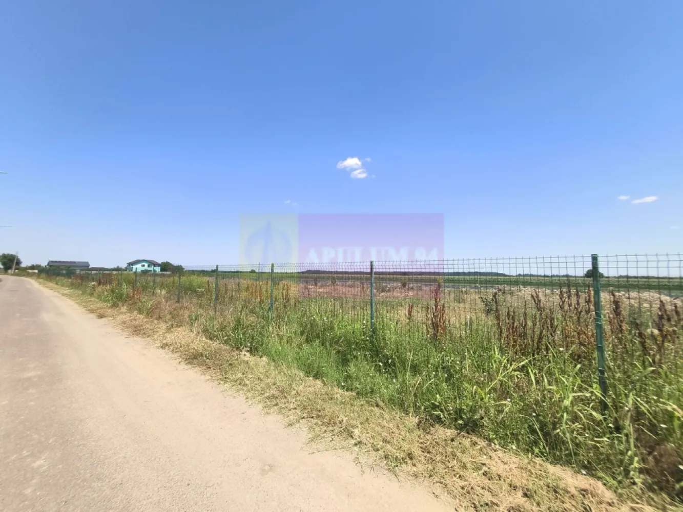 Teren pentru casă aproape de București - La 20 km de București, în localitatea Copăceni din județul Ilfov, una din cele mai liniștite și plăcute localități din jurul Bucureștiului avem o parcelă de aproape 600 mp la vânzare, sunt 582 mp teren intravilan cu peste 30ml deschidere la asfalt, terenul se află într-o zonă cu perspective bune pentru o dezvoltare accelerată, sunt case noi în proximitate și avem la câteva sute de metri pădurea, în apropiere de teren sunt culturi de legume, cereale, flori și căpșuni. Terenul care se vinde are și proiect de casă iar proprietarul are cumpărat și fierul, se poate cumpăra fie doar terenul la prețul de 25.000 euro fie și terenul și fierul beton cu tot cu proiectul de casă la un preț de 30.000 de euro. Proprietarul este persoană fizică și tranzacția nu presupune TVA. Pentru mai multe detalii și programarea de vizionări nu ezitați să mă contactați, Daniel, Apulum94.