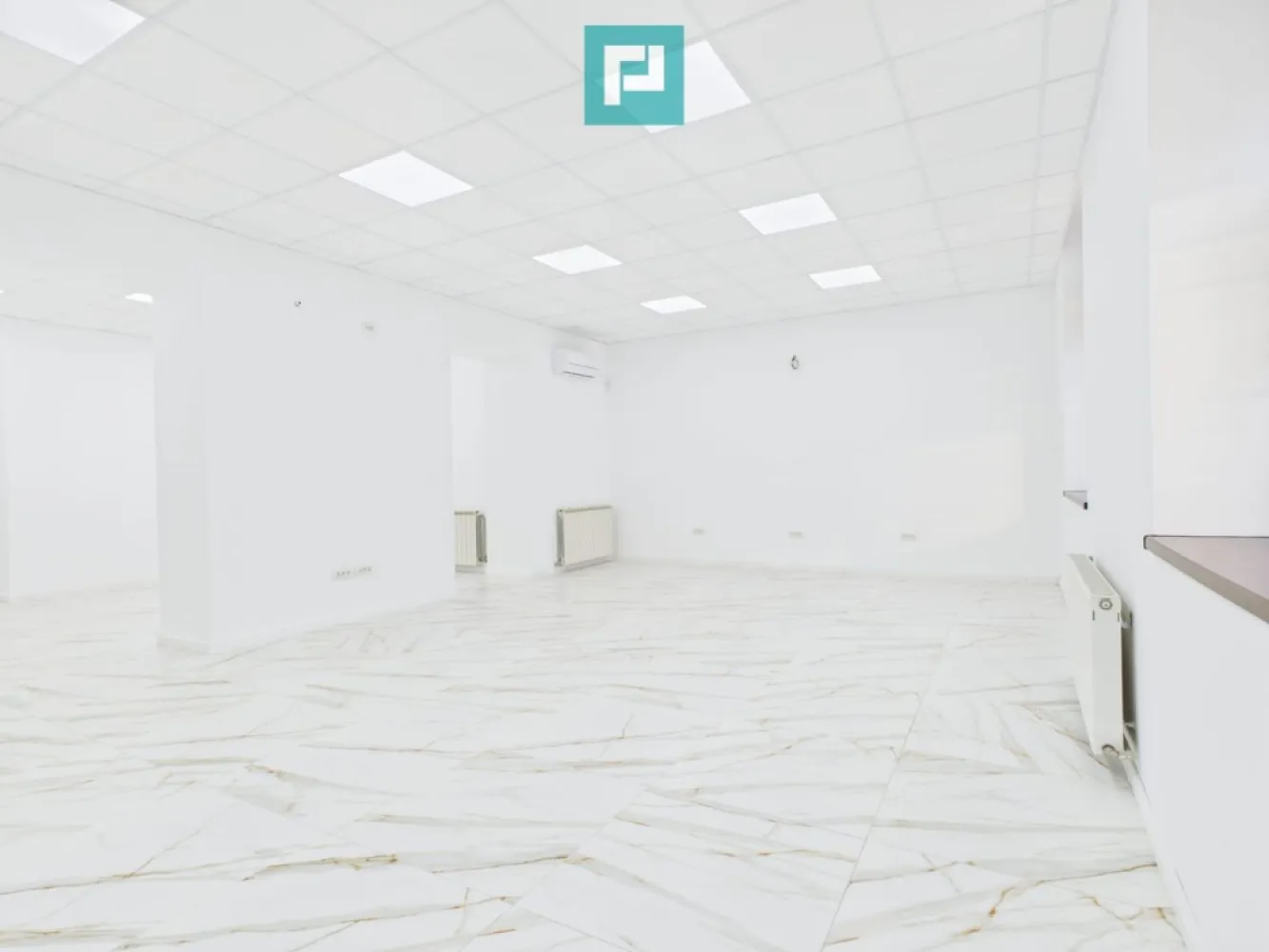 Apartament spectaculos ultracentral de închiriat - Apartament exclusivist de lux pentru închiriat în centrul Aradului În cea mai râvnită zonă a Aradului - Bulevardul Revoluției, oferim spre prima închiriere un spațiu excepțional, creat pentru branduri și profesioniști care caută prestigiu, poziționare strategică și un cadru impecabil. Situat la parterul unei clădiri elegante, cu regim redus de înălțime, spațiul beneficiază de finisaje ultramoderne, materiale premium și o estetică rafinată, gata să susțină concepte high-end. Detalii tehnice: Suprafață construită: 153 mp Suprafață utilă: 101 mp Compartimentare: 2 încăperi ample, fluide Baie elegantă Chicinetă integrată Aer condiționat în fiecare încăpere Finisaje premium Totul nou – neutilizat | Prima închiriere Potențial de utilizare – concepte premium recomandate Clinică estetică / beauty medical de lux Ideal pentru dermatologie, estetică facială, remodelare corporală, cu recepție elegantă și zone private pentru tratamente. Cabinet de avocatură / notariat / consultanță de elită Un spațiu care transmite autoritate, discreție și profesionalism, perfect pentru întâlniri de nivel înalt. Showroom exclusivist Fashion, bijuterii, mobilier premium, design interior, auto boutique – vitrină ideală pentru branduri de top. Concept store / boutique de lux Un spațiu care permite o experiență sofisticată de retail, într-o zonă cu trafic și vizibilitate maximă. Galerie de artă / studio creativ high-end Perfect pentru expoziții, lansări private, evenimente culturale sau branding artistic. Sediu firmă / birou de reprezentare Imagine impecabilă pentru companii care își doresc o adresă emblematică și un spațiu care inspiră încredere. Consultanță financiară / imobiliară premium Poziționare strategică pentru servicii dedicate unui public select. Bulevardul Revoluției – adresă iconică 153 mp de rafinament și funcționalitate Un spațiu care adaugă valoare brandului tău Vizionările se realizează exclusiv pe bază de programare. Disponibil pentru concepte atent selectate. Pentru a stalibili o vizionare asistată, la acest apartament de lux, contactați-ne la: Jeanina Câmpan - consultant imobiliar Propertylab Telefon: 0760672985 Email: jeanina.campan@propertylab.ro Adina Baciș - consultant imobiliar Propertylab Telefon: 0767103967 Email: adina.bacis@propertylab.ro Apartament spectaculos ultracentral de închiriat CP2889476 }}