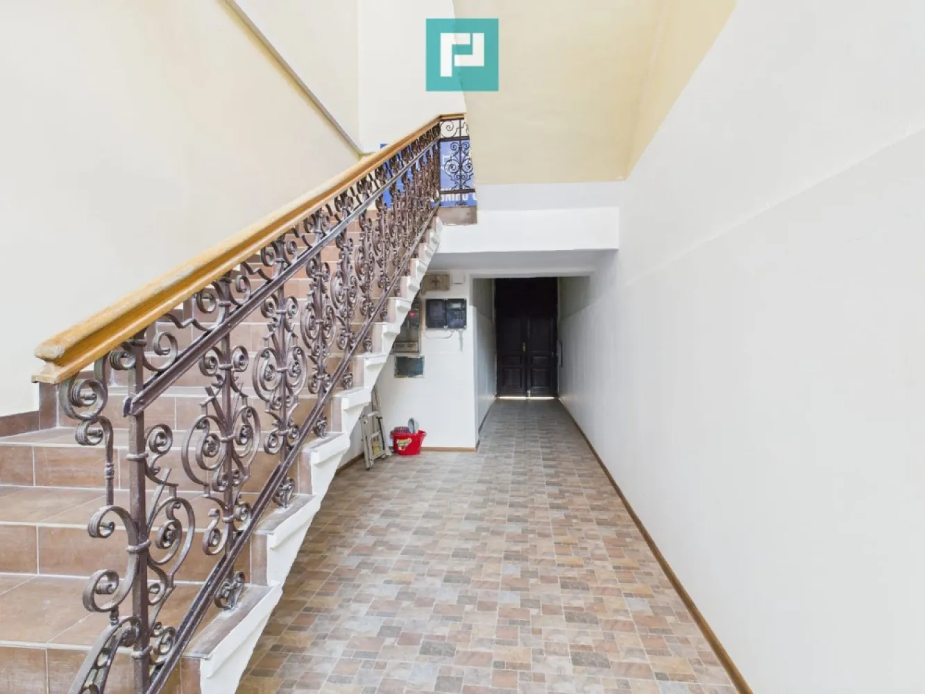 Apartament spectaculos ultracentral de închiriat - Apartament exclusivist de lux pentru închiriat în centrul Aradului În cea mai râvnită zonă a Aradului - Bulevardul Revoluției, oferim spre prima închiriere un spațiu excepțional, creat pentru branduri și profesioniști care caută prestigiu, poziționare strategică și un cadru impecabil. Situat la parterul unei clădiri elegante, cu regim redus de înălțime, spațiul beneficiază de finisaje ultramoderne, materiale premium și o estetică rafinată, gata să susțină concepte high-end. Detalii tehnice: Suprafață construită: 153 mp Suprafață utilă: 101 mp Compartimentare: 2 încăperi ample, fluide Baie elegantă Chicinetă integrată Aer condiționat în fiecare încăpere Finisaje premium Totul nou – neutilizat | Prima închiriere Potențial de utilizare – concepte premium recomandate Clinică estetică / beauty medical de lux Ideal pentru dermatologie, estetică facială, remodelare corporală, cu recepție elegantă și zone private pentru tratamente. Cabinet de avocatură / notariat / consultanță de elită Un spațiu care transmite autoritate, discreție și profesionalism, perfect pentru întâlniri de nivel înalt. Showroom exclusivist Fashion, bijuterii, mobilier premium, design interior, auto boutique – vitrină ideală pentru branduri de top. Concept store / boutique de lux Un spațiu care permite o experiență sofisticată de retail, într-o zonă cu trafic și vizibilitate maximă. Galerie de artă / studio creativ high-end Perfect pentru expoziții, lansări private, evenimente culturale sau branding artistic. Sediu firmă / birou de reprezentare Imagine impecabilă pentru companii care își doresc o adresă emblematică și un spațiu care inspiră încredere. Consultanță financiară / imobiliară premium Poziționare strategică pentru servicii dedicate unui public select. Bulevardul Revoluției – adresă iconică 153 mp de rafinament și funcționalitate Un spațiu care adaugă valoare brandului tău Vizionările se realizează exclusiv pe bază de programare. Disponibil pentru concepte atent selectate. Pentru a stalibili o vizionare asistată, la acest apartament de lux, contactați-ne la: Jeanina Câmpan - consultant imobiliar Propertylab Telefon: 0760672985 Email: jeanina.campan@propertylab.ro Adina Baciș - consultant imobiliar Propertylab Telefon: 0767103967 Email: adina.bacis@propertylab.ro Apartament spectaculos ultracentral de închiriat CP2889476 }}