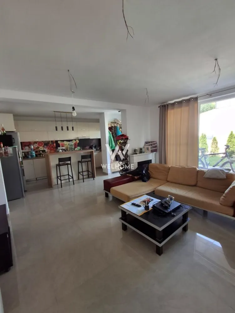 Casa noua la cheie, mobilata si utilata, Cristian - Vă prezentăm spre vânzare o casă ideală pentru o familie, situată într-o zonă liniștită, la doar 4 km de Sibiu, cu acces facil la transportul în comun și în apropiere de facilitati (magazine, scoli, piata) Caracteristici principale: Suprafață utilă: 88 mp Compartimentare inteligentă: 4 camere – 3 dormitoare, 2 băi, 1 bucătărie Curte proprie de 80 mp, perfectă pentru relaxare sau activități în aer liber Scară interioară și etaj, oferind intimitate și spațiu bine organizat 2 locuri de parcare incluse Confort și eficiență energetică: Încălzire în pardoseală pentru un confort termic deosebit Pompă de căldură – soluție modernă, economică și ecologică de încălzire Izolație exterioară completă, pentru costuri reduse la utilități Se vinde mobilată, gata de mutat! Locație excelentă: Acces rapid către Sibiu (doar 4 km) Aproape de mijloace de transport în comun Pret 140.000 euro negociabil DEtalii si vizionare 0740066818 Cristina }}