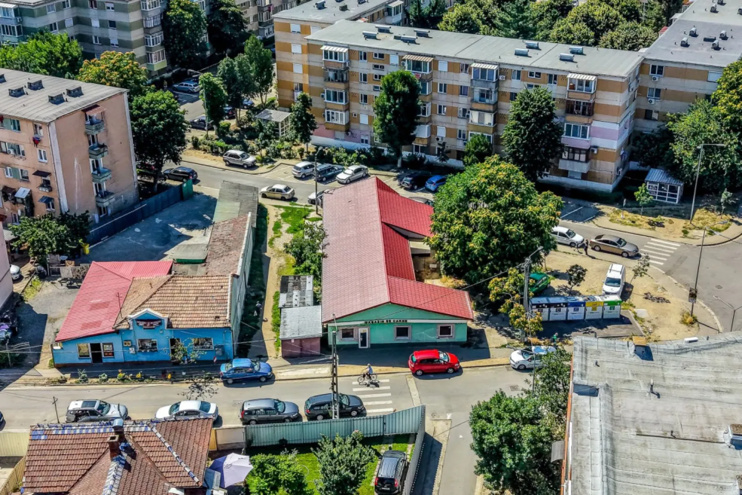 Casă individuală cu potențial comercial excelent in cartierul Vlaicu - Comision 0%
Vă ofer spre vânzare o proprietate cu o poziționare de excepție pe Strada Ștefan Luchian, într-una dintre cele mai circulate și comerciale zone ale cartierului Vlaicu. Amplasată la intersecția mai multor străzi importante, în apropierea unităților de învățământ și a arterei cu cea mai mare concentrare de magazine și spații comerciale din zonă, proprietatea beneficiază de un vad comercial excelent.

Casa este construită din cărămidă în anul 1972, are o suprafață construită de 224 mp și este amplasată pe un teren de 273 mp. Dispune de mai multe căi de acces, ceea ce permite utilizarea integrală a imobilului sau compartimentarea acestuia în mai multe spații comerciale independente, în funcție de necesități.

Proprietatea necesită renovare, oferind însă posibilitatea amenajării în funcție de specificul activității desfășurate. Este o alegere ideală pentru clinici medicale, cabinete, birouri, showroom-uri, saloane, magazine sau alte activități comerciale și de servicii.

📞 Pentru detalii și programarea unei vizionări:
Blaga Flavius – 0754467525 Consultant imobiliar acreditat APAIR (Asociația Profesională a Agenților Imobiliari din România)

Nu dispui de toată suma? Te ajutăm noi gratuit! Îți obținem oferte de la 16 bănci.
Ai o proprietate de vânzare în Arad și vrei să știi cât valorează cu adevărat?

Birou: ACASĂ | Agenție imobiliară Arad
Adresă: Bulevardul Decebal 2, Arad 310133