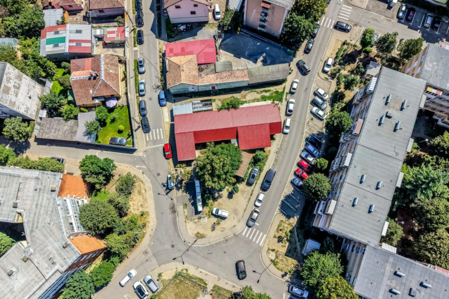 Casă individuală cu potențial comercial excelent in cartierul Vlaicu - Comision 0%
Vă ofer spre vânzare o proprietate cu o poziționare de excepție pe Strada Ștefan Luchian, într-una dintre cele mai circulate și comerciale zone ale cartierului Vlaicu. Amplasată la intersecția mai multor străzi importante, în apropierea unităților de învățământ și a arterei cu cea mai mare concentrare de magazine și spații comerciale din zonă, proprietatea beneficiază de un vad comercial excelent.

Casa este construită din cărămidă în anul 1972, are o suprafață construită de 224 mp și este amplasată pe un teren de 273 mp. Dispune de mai multe căi de acces, ceea ce permite utilizarea integrală a imobilului sau compartimentarea acestuia în mai multe spații comerciale independente, în funcție de necesități.

Proprietatea necesită renovare, oferind însă posibilitatea amenajării în funcție de specificul activității desfășurate. Este o alegere ideală pentru clinici medicale, cabinete, birouri, showroom-uri, saloane, magazine sau alte activități comerciale și de servicii.

📞 Pentru detalii și programarea unei vizionări:
Blaga Flavius – 0754467525 Consultant imobiliar acreditat APAIR (Asociația Profesională a Agenților Imobiliari din România)

Nu dispui de toată suma? Te ajutăm noi gratuit! Îți obținem oferte de la 16 bănci.
Ai o proprietate de vânzare în Arad și vrei să știi cât valorează cu adevărat?

Birou: ACASĂ | Agenție imobiliară Arad
Adresă: Bulevardul Decebal 2, Arad 310133