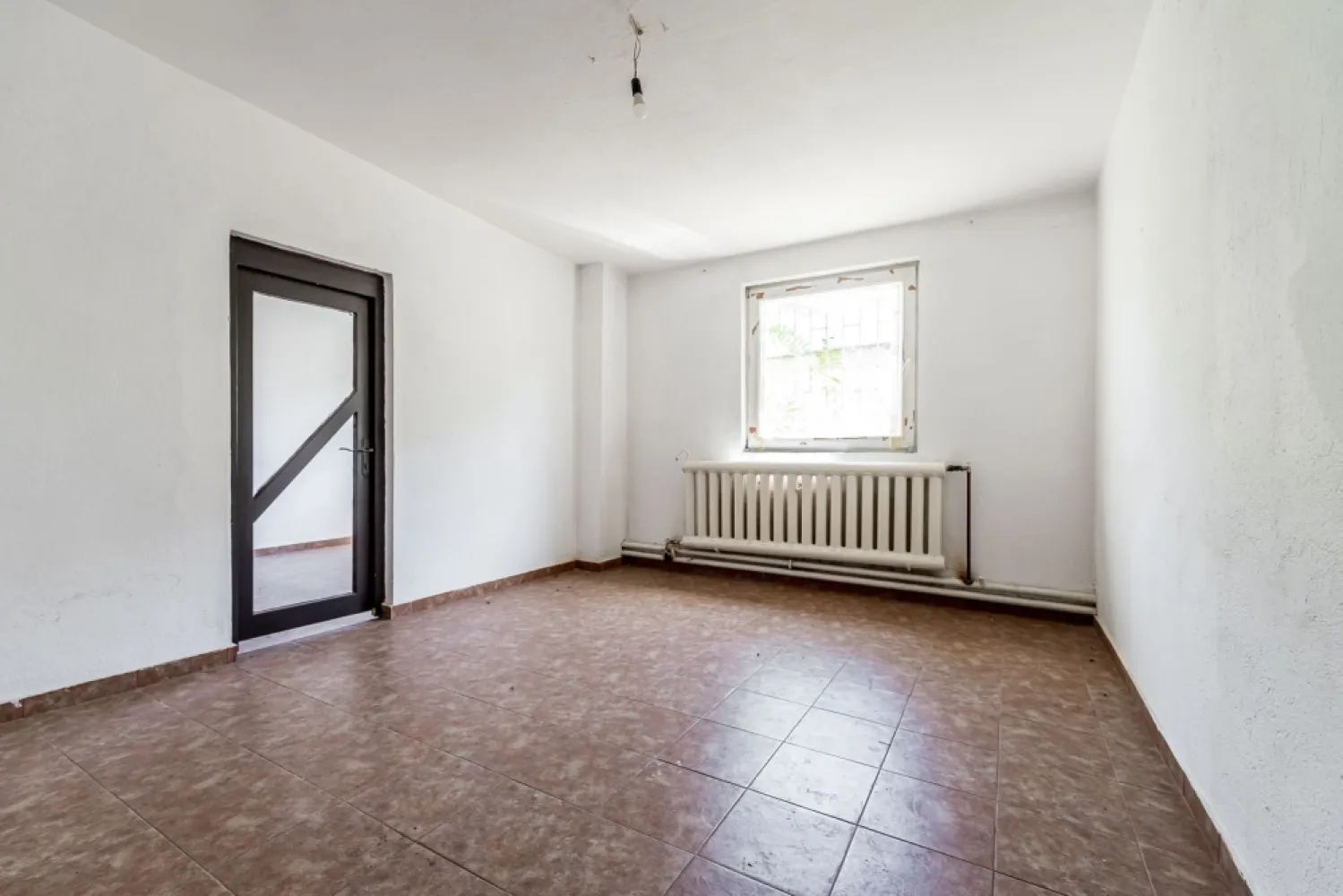 Casă individuală cu potențial comercial excelent in cartierul Vlaicu - Comision 0%
Vă ofer spre vânzare o proprietate cu o poziționare de excepție pe Strada Ștefan Luchian, într-una dintre cele mai circulate și comerciale zone ale cartierului Vlaicu. Amplasată la intersecția mai multor străzi importante, în apropierea unităților de învățământ și a arterei cu cea mai mare concentrare de magazine și spații comerciale din zonă, proprietatea beneficiază de un vad comercial excelent.

Casa este construită din cărămidă în anul 1972, are o suprafață construită de 224 mp și este amplasată pe un teren de 273 mp. Dispune de mai multe căi de acces, ceea ce permite utilizarea integrală a imobilului sau compartimentarea acestuia în mai multe spații comerciale independente, în funcție de necesități.

Proprietatea necesită renovare, oferind însă posibilitatea amenajării în funcție de specificul activității desfășurate. Este o alegere ideală pentru clinici medicale, cabinete, birouri, showroom-uri, saloane, magazine sau alte activități comerciale și de servicii.

📞 Pentru detalii și programarea unei vizionări:
Blaga Flavius – 0754467525 Consultant imobiliar acreditat APAIR (Asociația Profesională a Agenților Imobiliari din România)

Nu dispui de toată suma? Te ajutăm noi gratuit! Îți obținem oferte de la 16 bănci.
Ai o proprietate de vânzare în Arad și vrei să știi cât valorează cu adevărat?

Birou: ACASĂ | Agenție imobiliară Arad
Adresă: Bulevardul Decebal 2, Arad 310133