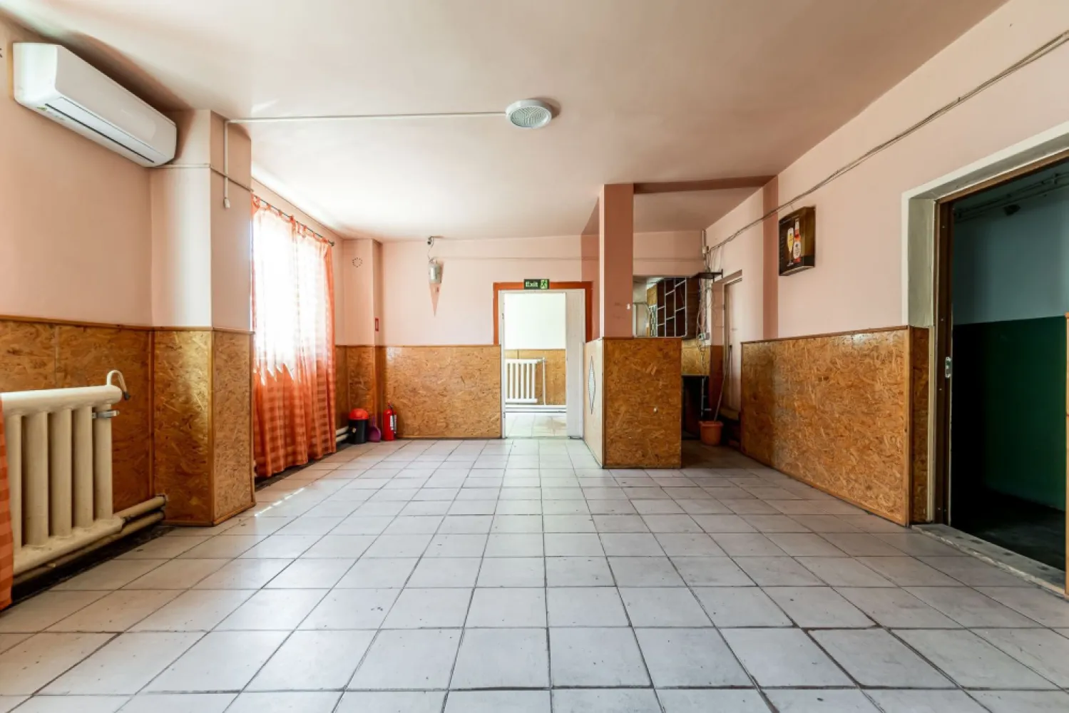 Casă individuală cu potențial comercial excelent in cartierul Vlaicu - Comision 0%
Vă ofer spre vânzare o proprietate cu o poziționare de excepție pe Strada Ștefan Luchian, într-una dintre cele mai circulate și comerciale zone ale cartierului Vlaicu. Amplasată la intersecția mai multor străzi importante, în apropierea unităților de învățământ și a arterei cu cea mai mare concentrare de magazine și spații comerciale din zonă, proprietatea beneficiază de un vad comercial excelent.

Casa este construită din cărămidă în anul 1972, are o suprafață construită de 224 mp și este amplasată pe un teren de 273 mp. Dispune de mai multe căi de acces, ceea ce permite utilizarea integrală a imobilului sau compartimentarea acestuia în mai multe spații comerciale independente, în funcție de necesități.

Proprietatea necesită renovare, oferind însă posibilitatea amenajării în funcție de specificul activității desfășurate. Este o alegere ideală pentru clinici medicale, cabinete, birouri, showroom-uri, saloane, magazine sau alte activități comerciale și de servicii.

📞 Pentru detalii și programarea unei vizionări:
Blaga Flavius – 0754467525 Consultant imobiliar acreditat APAIR (Asociația Profesională a Agenților Imobiliari din România)

Nu dispui de toată suma? Te ajutăm noi gratuit! Îți obținem oferte de la 16 bănci.
Ai o proprietate de vânzare în Arad și vrei să știi cât valorează cu adevărat?

Birou: ACASĂ | Agenție imobiliară Arad
Adresă: Bulevardul Decebal 2, Arad 310133