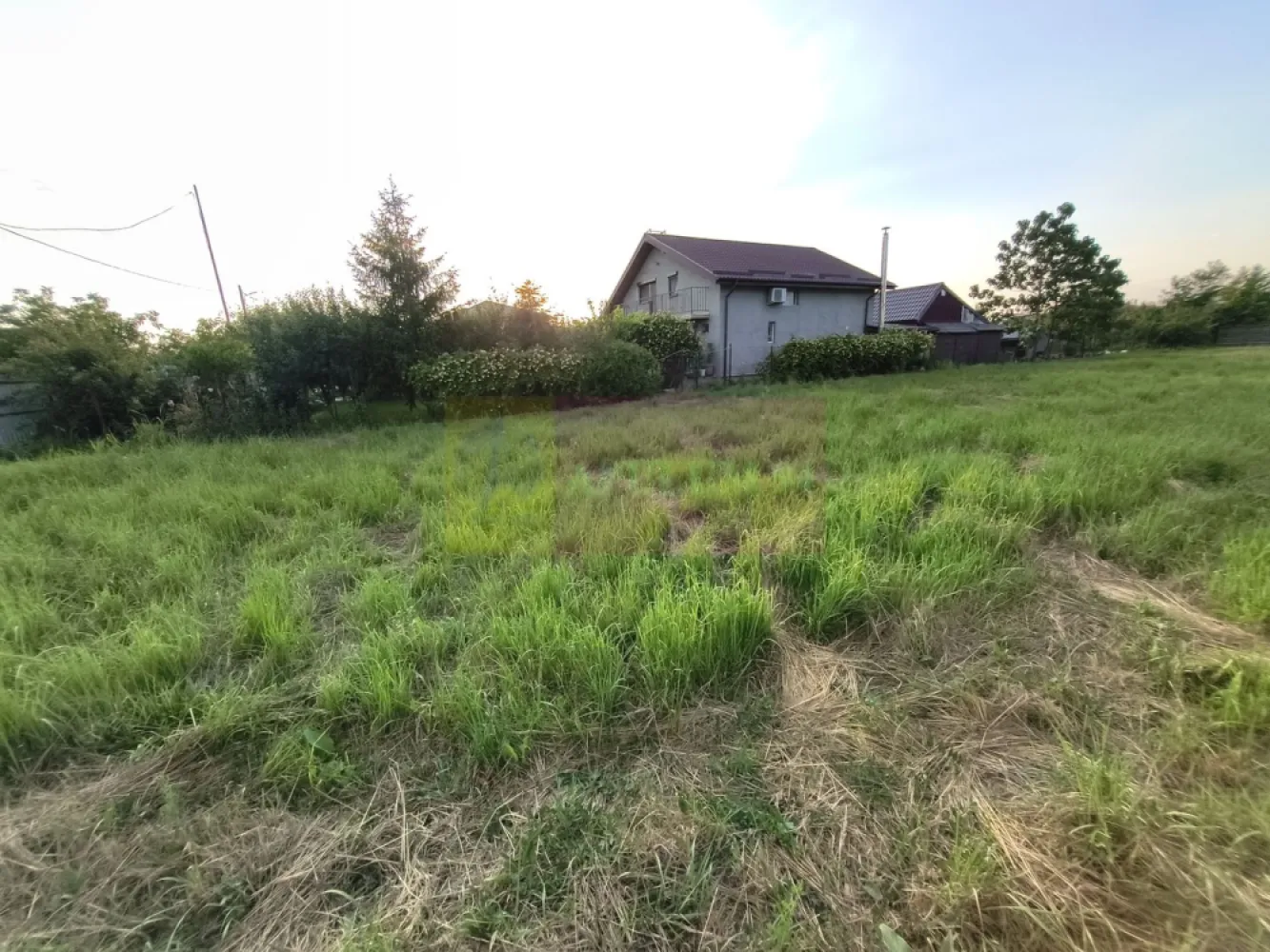 Teren cu acces facil la toate utilitățile lângă București - Vă propun spre cumpărare un teren foarte bun situat pe strada Pinului din localitatea 1 Decembrie, la 400ml de Supermarketul Lidl, cu acces facil la toate utilitățile (apă curentă, gaz, curent și canalizare) și la mijloace de transport în comun. Terenul este intravilan, este un teren amplasat între case, un teren cu un front stradal bun de 17,5 ml și cu o adâncime de 76ml. Această suprafață de teren de 1346 mp este optimă pentru 2-3 case individuale la curte sau pentru un proiect de case înșiruite. În vecinătatea terenului sunt case și vile noi, aici este deja formată o comunitate frumoasă, utilitățile sunt recent aduse și zona cunoaște deja o dezvoltare accelerată datorită facilităților, proximității față de oraș, de mijloacele de transport și accesului facil la centrele comerciale din zonă. Pentru mai multe detalii și programarea de vizionări nu ezitați să mă contactați. Daniel, Apulum94.