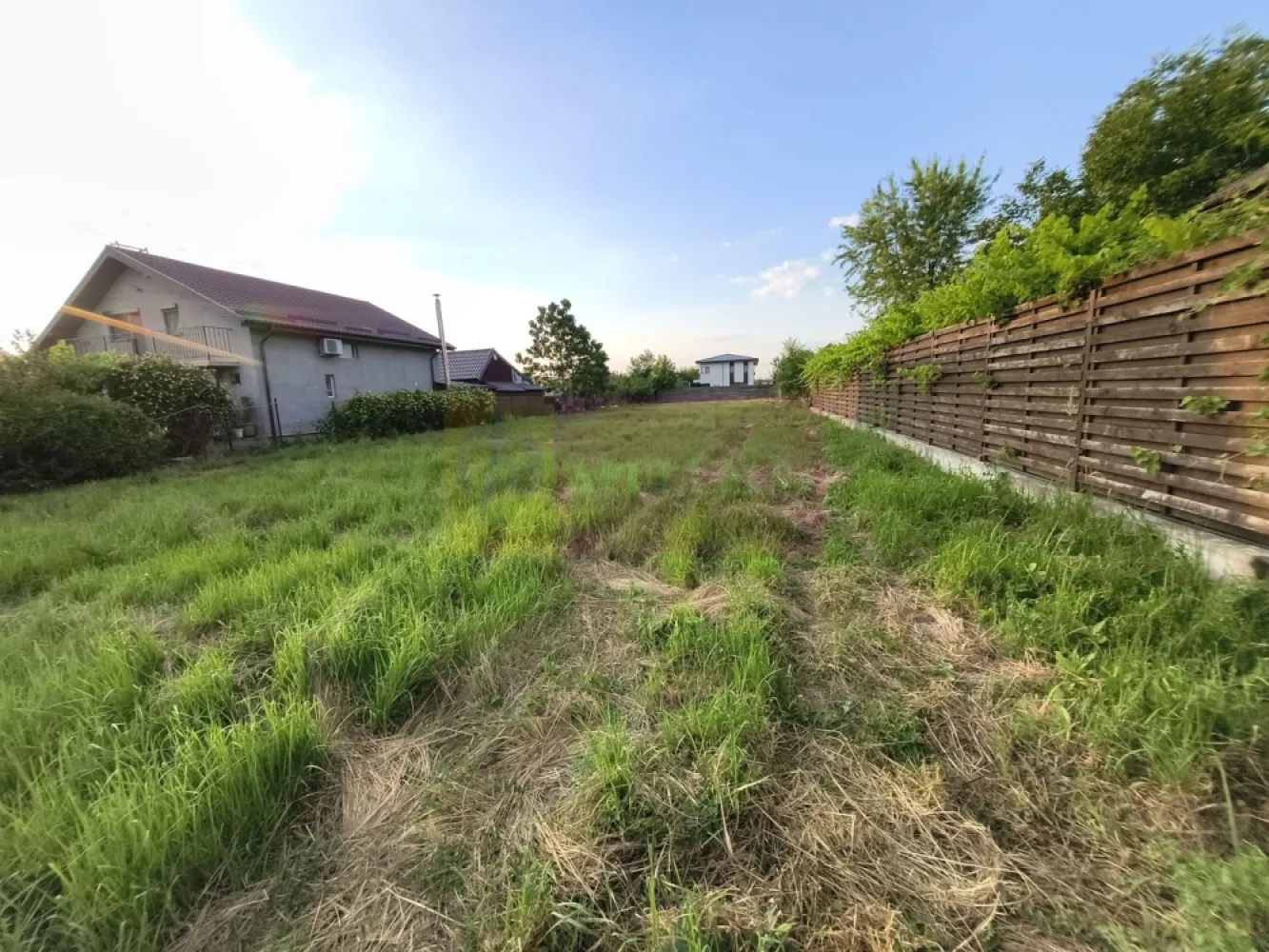 Teren cu acces facil la toate utilitățile lângă București - Vă propun spre cumpărare un teren foarte bun situat pe strada Pinului din localitatea 1 Decembrie, la 400ml de Supermarketul Lidl, cu acces facil la toate utilitățile (apă curentă, gaz, curent și canalizare) și la mijloace de transport în comun. Terenul este intravilan, este un teren amplasat între case, un teren cu un front stradal bun de 17,5 ml și cu o adâncime de 76ml. Această suprafață de teren de 1346 mp este optimă pentru 2-3 case individuale la curte sau pentru un proiect de case înșiruite. În vecinătatea terenului sunt case și vile noi, aici este deja formată o comunitate frumoasă, utilitățile sunt recent aduse și zona cunoaște deja o dezvoltare accelerată datorită facilităților, proximității față de oraș, de mijloacele de transport și accesului facil la centrele comerciale din zonă. Pentru mai multe detalii și programarea de vizionări nu ezitați să mă contactați. Daniel, Apulum94.
