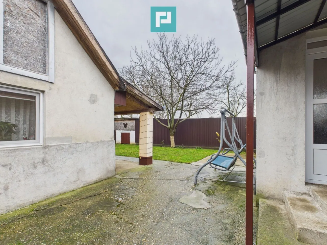 Casă cu 2 corpuri și 3 camere în Nădab - Vă propunem spre vânzare o proprietate situată în localitatea Nădab, într-o zonă liniștită, ideală pentru locuit. Imobilul este compus din două corpuri separate, cu o suprafață utilă totală de 90 mp, compartimentate astfel: Primul corp: bucătărie, dormitor și baie Al doilea corp: două dormitoare și o debara ce poate fi transformată într-o a doua baie Casa este construită din cărămidă și văiugă și se încadrează pentru achiziție prin credit ipotecar. Corpul care include dormitoarele a fost recent renovat, iar întreaga locuință este dotată cu ferestre cu geam termopan. Proprietatea se vinde complet mobilată și utilată, fiind gata pentru mutare imediată. Utilități: apă canalizare curent electric gaz la poartă Încălzirea se realizează în prezent prin teracote. Proprietatea dispune de un teren generos de 1.356 mp, oferind multiple posibilități de amenajare sau extindere. Localizare: Nădab, zonă liniștită, cu acces facil. Contact agenți imobiliari: Szekeres Carol Telefon: 0729 966 649 Email: carol.szekeres@propertylab.ro Cristina Șipea Telefon: 0741 688 040 Email: cristina.sipea@propertylab.ro CP2888986 }}