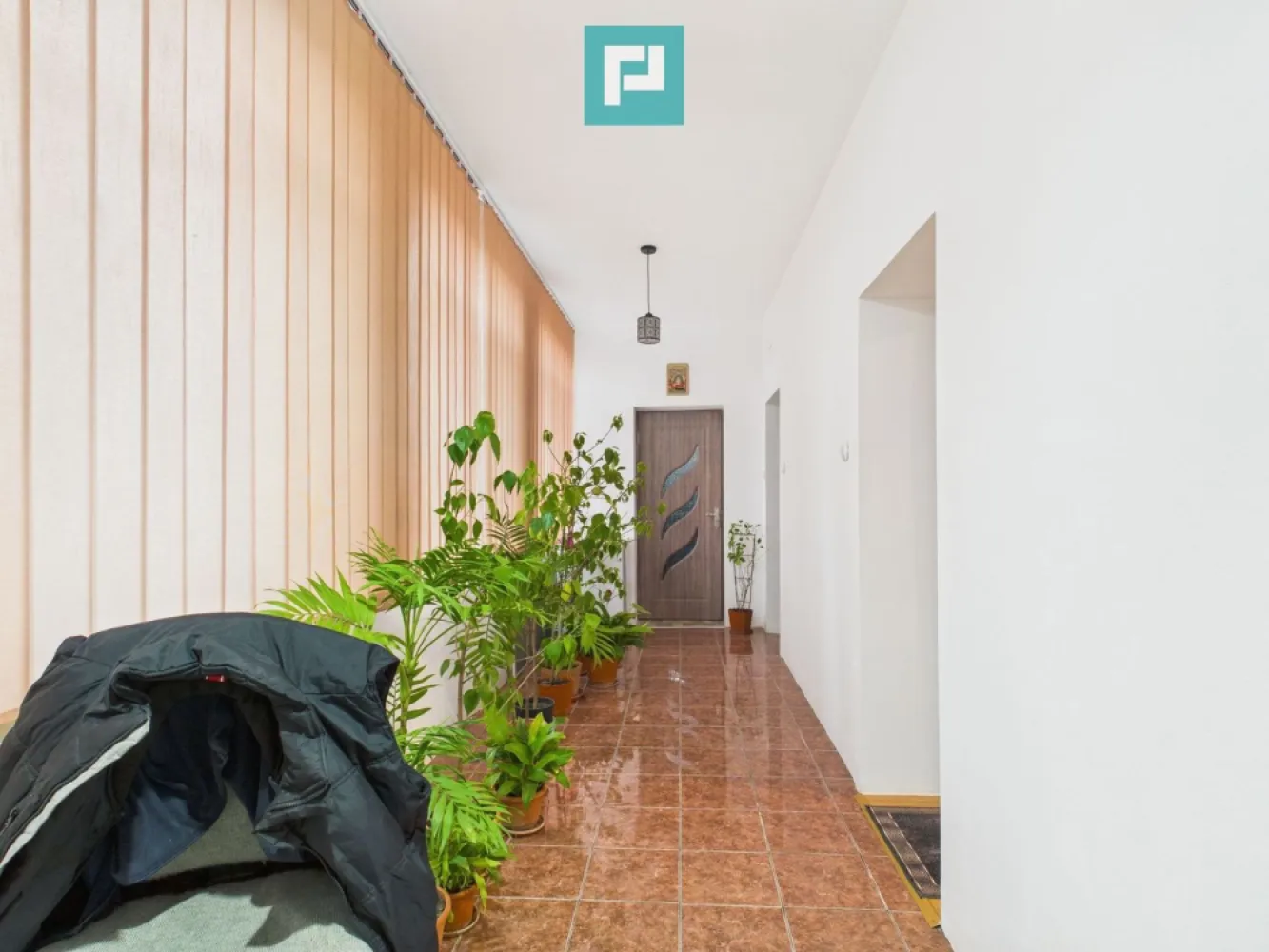 Casă cu 2 corpuri și 3 camere în Nădab - Vă propunem spre vânzare o proprietate situată în localitatea Nădab, într-o zonă liniștită, ideală pentru locuit. Imobilul este compus din două corpuri separate, cu o suprafață utilă totală de 90 mp, compartimentate astfel: Primul corp: bucătărie, dormitor și baie Al doilea corp: două dormitoare și o debara ce poate fi transformată într-o a doua baie Casa este construită din cărămidă și văiugă și se încadrează pentru achiziție prin credit ipotecar. Corpul care include dormitoarele a fost recent renovat, iar întreaga locuință este dotată cu ferestre cu geam termopan. Proprietatea se vinde complet mobilată și utilată, fiind gata pentru mutare imediată. Utilități: apă canalizare curent electric gaz la poartă Încălzirea se realizează în prezent prin teracote. Proprietatea dispune de un teren generos de 1.356 mp, oferind multiple posibilități de amenajare sau extindere. Localizare: Nădab, zonă liniștită, cu acces facil. Contact agenți imobiliari: Szekeres Carol Telefon: 0729 966 649 Email: carol.szekeres@propertylab.ro Cristina Șipea Telefon: 0741 688 040 Email: cristina.sipea@propertylab.ro CP2888986 }}