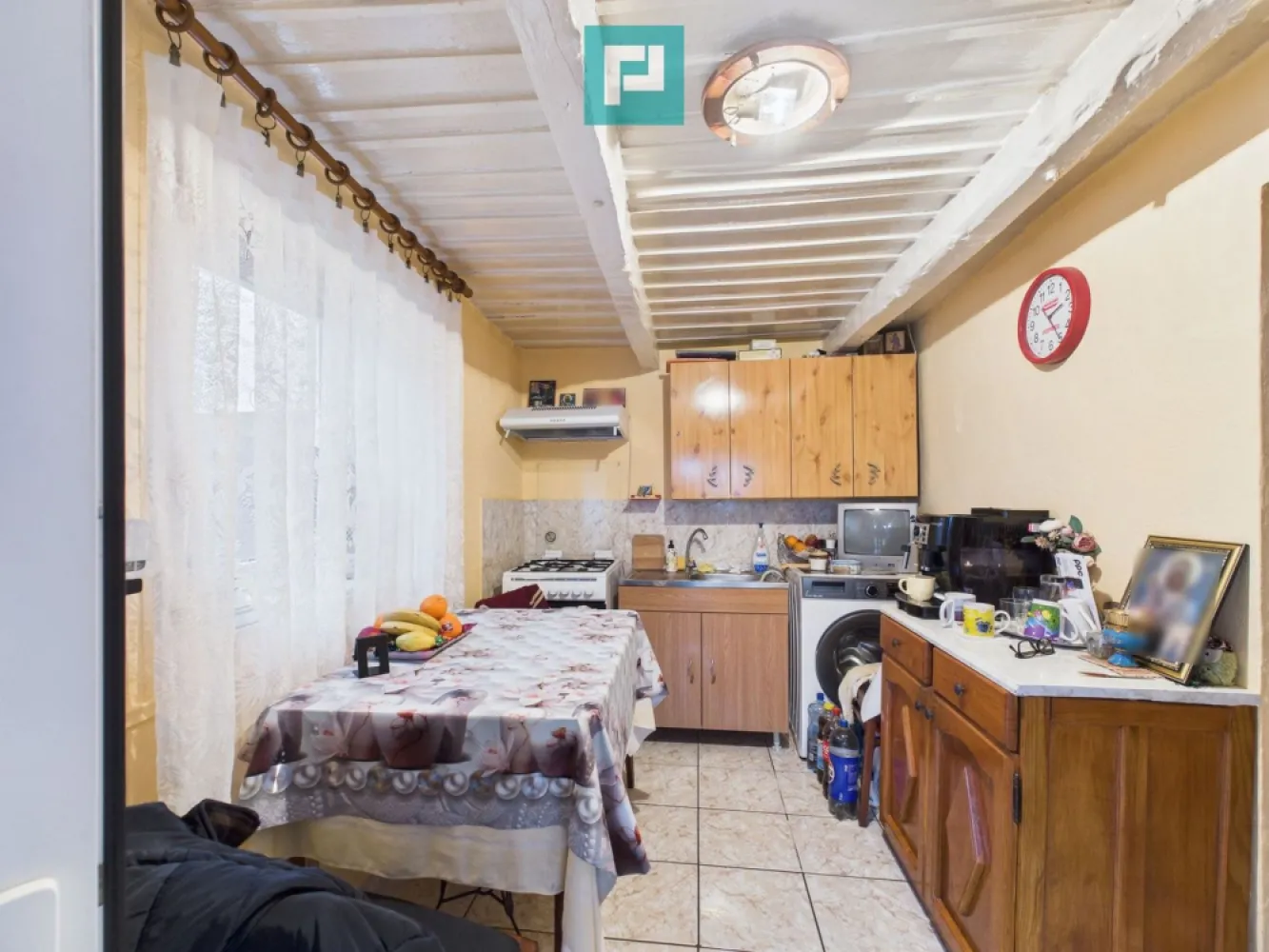 Casă cu 2 corpuri și 3 camere în Nădab - Vă propunem spre vânzare o proprietate situată în localitatea Nădab, într-o zonă liniștită, ideală pentru locuit. Imobilul este compus din două corpuri separate, cu o suprafață utilă totală de 90 mp, compartimentate astfel: Primul corp: bucătărie, dormitor și baie Al doilea corp: două dormitoare și o debara ce poate fi transformată într-o a doua baie Casa este construită din cărămidă și văiugă și se încadrează pentru achiziție prin credit ipotecar. Corpul care include dormitoarele a fost recent renovat, iar întreaga locuință este dotată cu ferestre cu geam termopan. Proprietatea se vinde complet mobilată și utilată, fiind gata pentru mutare imediată. Utilități: apă canalizare curent electric gaz la poartă Încălzirea se realizează în prezent prin teracote. Proprietatea dispune de un teren generos de 1.356 mp, oferind multiple posibilități de amenajare sau extindere. Localizare: Nădab, zonă liniștită, cu acces facil. Contact agenți imobiliari: Szekeres Carol Telefon: 0729 966 649 Email: carol.szekeres@propertylab.ro Cristina Șipea Telefon: 0741 688 040 Email: cristina.sipea@propertylab.ro CP2888986 }}