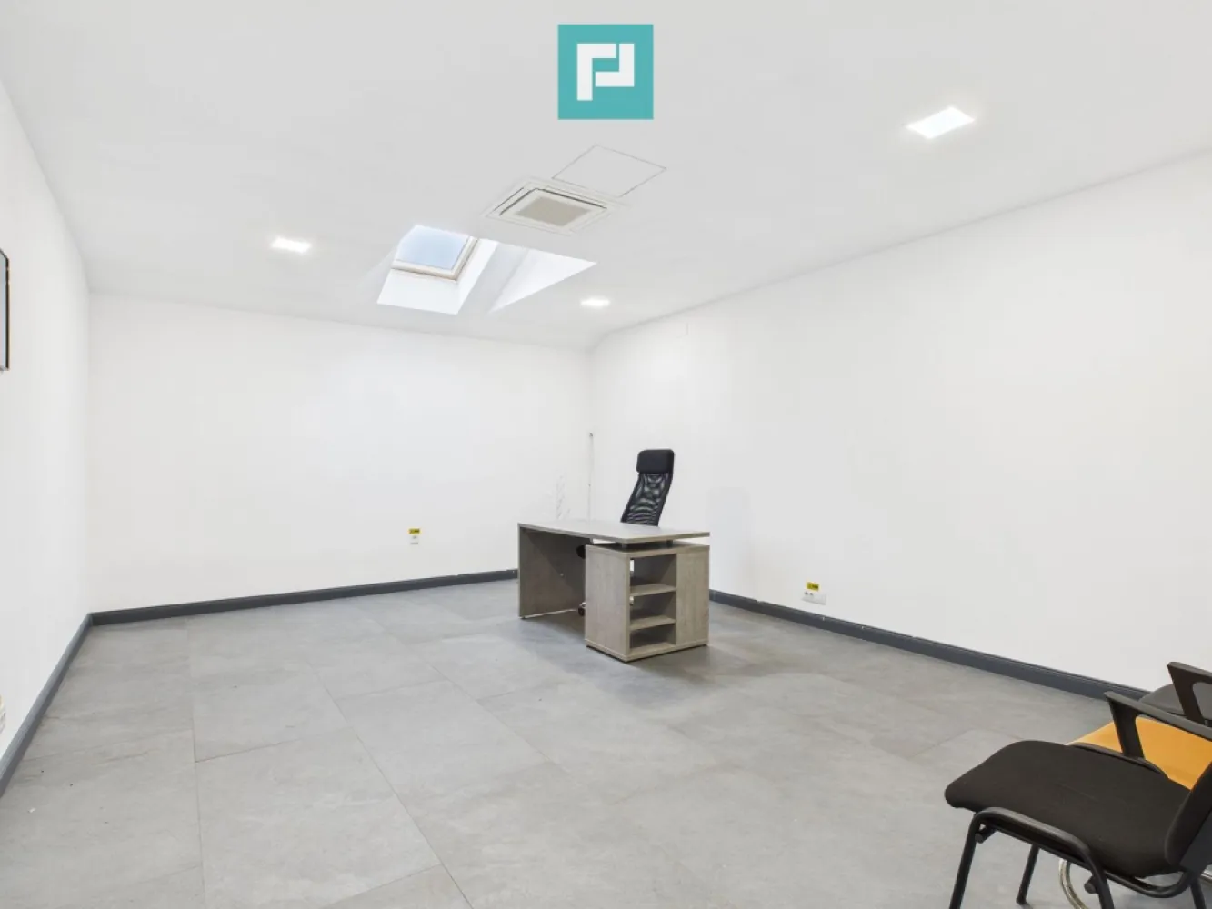 Spații Birouri Noi 2025, Nufărul, Parcare - Spații De Birouri de Inchiriat | Clădire Nouă 2025 | Zonă Nufărul – aproape de Centură | Parcare generoasă Oferim spre închiriere spații de birouri într-o clădire nouă, modernă, finalizată în 2025, amplasată strategic în zona Nufărul, cu acces rapid către Centura orașului. Proprietatea este ideală pentru firme care caută eficiență, confort și vizibilitate bună. Caracteristici generale Clădire nouă – 2025, standard modern de construcție Destinație: birouri / activități comerciale / servicii Parcare generoasă pentru angajați și clienți Acces facil, zonă în plină dezvoltare Compartimentare disponibilă 2 birouri a câte 25 mp 1 birou de 15 mp 1 birou de 10 mp Spațiile pot fi închiriate individual sau împreună, în funcție de necesități. Dotări și facilități Climatizare prin ventilație proprie pentru fiecare birou funcție cald / rece control individual al temperaturii Grupuri sanitare separate, complet dotate și utilate: baie femei baie bărbați Finisaje moderne, luminozitate naturală bună Costuri reduse de exploatare datorită clădirii noi și eficiente energetic Avantaje competitive ✔ Clădire nouă, imagine profesională pentru orice business ✔ Control climatic individual în fiecare birou ✔ Parcare amplă – un avantaj major în zonă ✔ Locație excelentă: Nufărul, aproape de Centură ✔ Potrivit pentru IT, servicii, consultanță, contabilitate, medical non-invaziv, training, call-center, showroom de mici dimensiuni Un spațiu modern, eficient și ușor de adaptat nevoilor unui business serios. Pentru detalii suplimentare, chirii, disponibilitate sau programarea unei vizionări, contactează-mă. Consultant Imobiliar - Roxana Hanes Telefon - +40 774 588 104 Email - roxana.hanes@propertylab.ro COD - CP2888901 }}