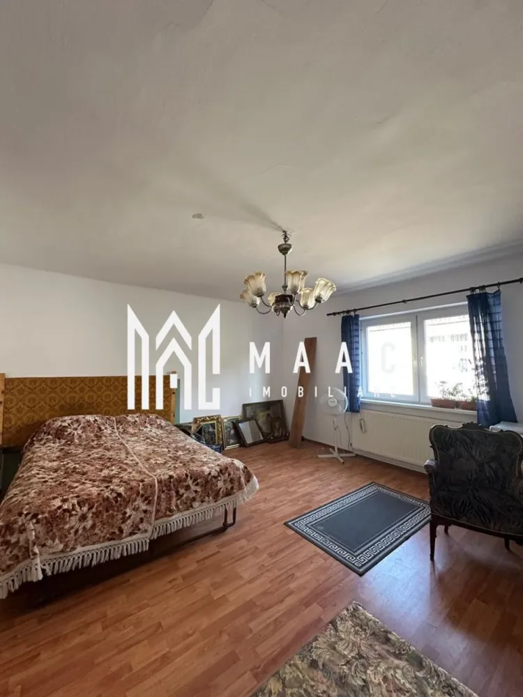 Casă individuală | 115 MPU | Central - MAAC Imobiliare vă oferă spre vânzare o casă individuală cu curte privată, remarcată prin compartimentarea practică și funcțională, ideală pentru o familie care își dorește spațiu bine organizat și intimitate, cât și pentru investiție.

Locuința este dispusă pe demisol și parter înalt, fiecare nivel fiind eficient structurat. Demisolul este complet decomandat, fiind compus din:

- Hol de acces generos.
- Două dormitoare spațioase.
- Baie dotată cu vană.

Astfel oferind un spațiu bine delimitat ce poate fi utilizat ca zonă de odihnă sau pentru camere destinate oaspeților.

Parterul înalt este organizat într-o compartimentare practică, incluzând: 

- Hol de acces spațios.
- Dormitor luminat, beneficiind de suprafețe vitrate generoase.
- Bucătărie utilată și mobilată. 

Din bucătărie se face accesul către cămară, un spațiu util pentru depozitare, de unde există și acces către pod, care este predispus pentru amenajarea unei mansarde sau depozitare suplimentară.

Proprietatea beneficiază de curte privată, iar în curte se află și o anexă dotată cu utilități, ce poate fi utilizată ca bucătărie de vară, spațiu de depozitare sau magazie, oferind un plus de funcționalitate gospodăriei.

Datorită compartimentării eficiente și a spațiilor bine definite, această proprietate reprezintă o opțiune potrivită pentru cei care caută o locuință individuală practică, cu curte proprie și multiple posibilități de utilizare. 

Pentru mai multe detalii, specificați CP2968414.