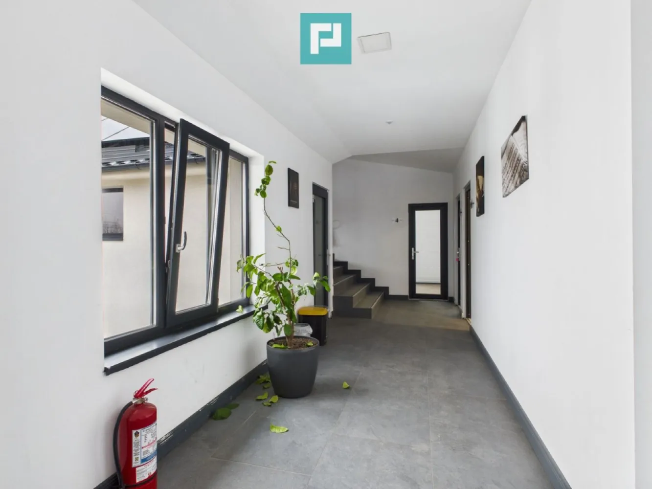 Spații Birouri Noi 2025, Nufărul, Parcare - Spații De Birouri de Inchiriat | Clădire Nouă 2025 | Zonă Nufărul – aproape de Centură | Parcare generoasă Oferim spre închiriere spații de birouri într-o clădire nouă, modernă, finalizată în 2025, amplasată strategic în zona Nufărul, cu acces rapid către Centura orașului. Proprietatea este ideală pentru firme care caută eficiență, confort și vizibilitate bună. Caracteristici generale Clădire nouă – 2025, standard modern de construcție Destinație: birouri / activități comerciale / servicii Parcare generoasă pentru angajați și clienți Acces facil, zonă în plină dezvoltare Compartimentare disponibilă 2 birouri a câte 25 mp 1 birou de 15 mp 1 birou de 10 mp Spațiile pot fi închiriate individual sau împreună, în funcție de necesități. Dotări și facilități Climatizare prin ventilație proprie pentru fiecare birou funcție cald / rece control individual al temperaturii Grupuri sanitare separate, complet dotate și utilate: baie femei baie bărbați Finisaje moderne, luminozitate naturală bună Costuri reduse de exploatare datorită clădirii noi și eficiente energetic Avantaje competitive ✔ Clădire nouă, imagine profesională pentru orice business ✔ Control climatic individual în fiecare birou ✔ Parcare amplă – un avantaj major în zonă ✔ Locație excelentă: Nufărul, aproape de Centură ✔ Potrivit pentru IT, servicii, consultanță, contabilitate, medical non-invaziv, training, call-center, showroom de mici dimensiuni Un spațiu modern, eficient și ușor de adaptat nevoilor unui business serios. Pentru detalii suplimentare, chirii, disponibilitate sau programarea unei vizionări, contactează-mă. Consultant Imobiliar - Roxana Hanes Telefon - +40 774 588 104 Email - roxana.hanes@propertylab.ro COD - CP2888901 }}